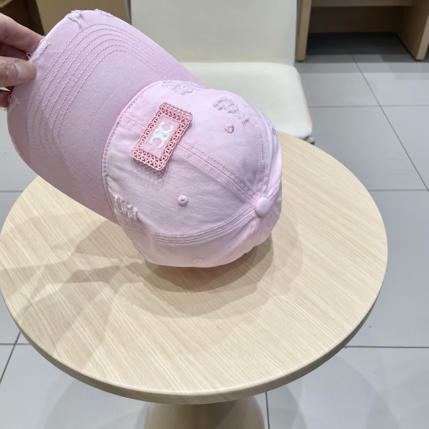  CELINE 塞琳 新款 🆕 棒球帽 🧢 
logo比较小一点 楦型 通通不一专柜热卖款轻盈透气
完美