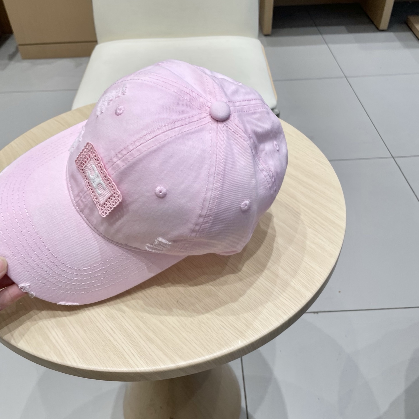  CELINE 塞琳 新款 🆕 棒球帽 🧢 
logo比较小一点 楦型 通通不一专柜热卖款轻盈透气
完美