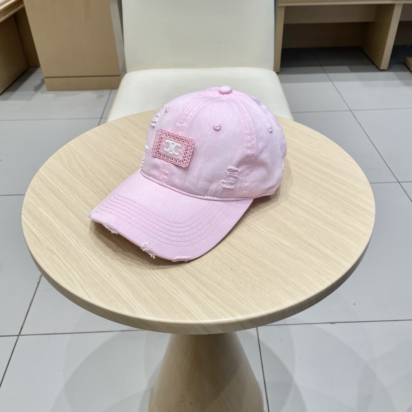  CELINE 塞琳 新款 🆕 棒球帽 🧢 
logo比较小一点 楦型 通通不一专柜热卖款轻盈透气
完美