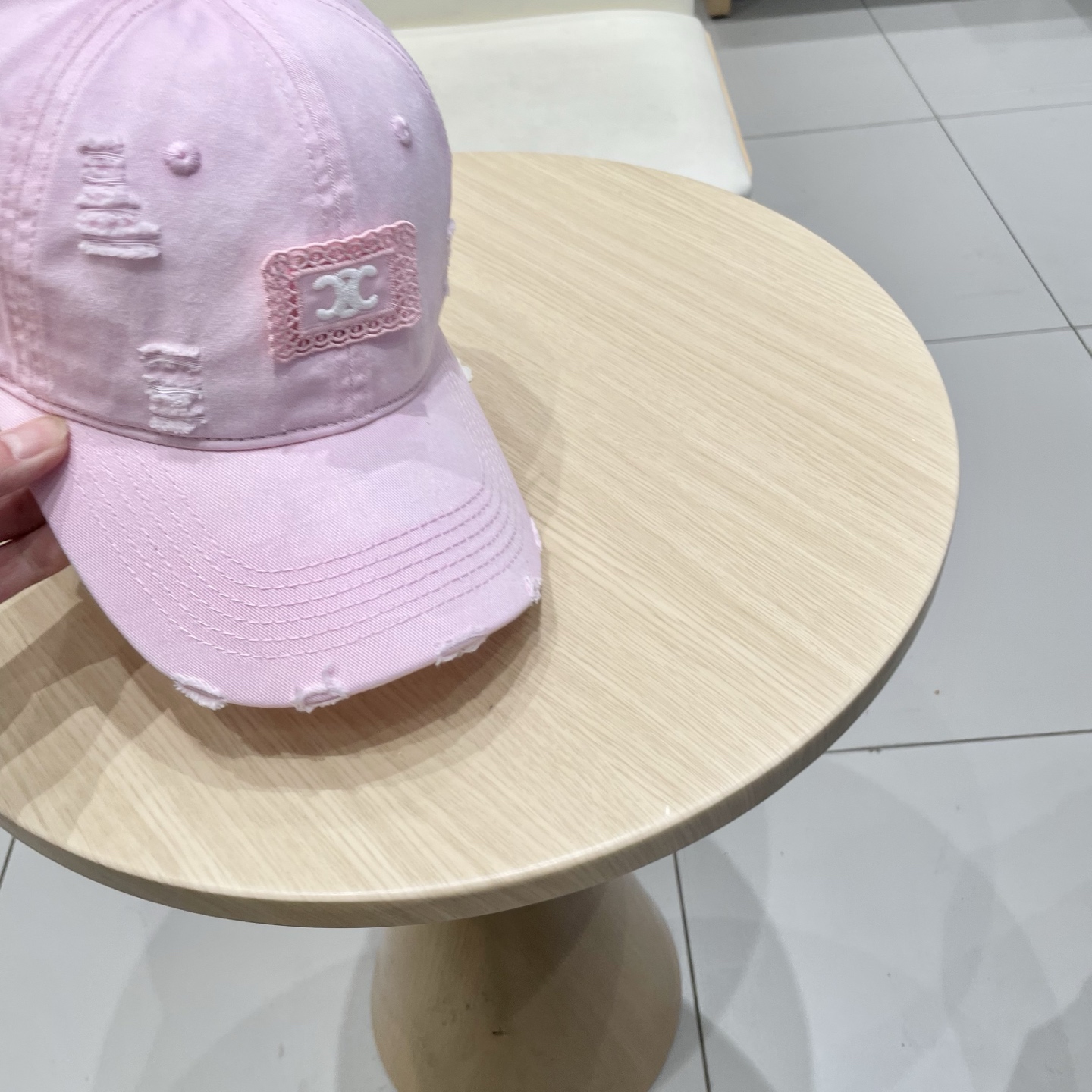  CELINE 塞琳 新款 🆕 棒球帽 🧢 
logo比较小一点 楦型 通通不一专柜热卖款轻盈透气
完美