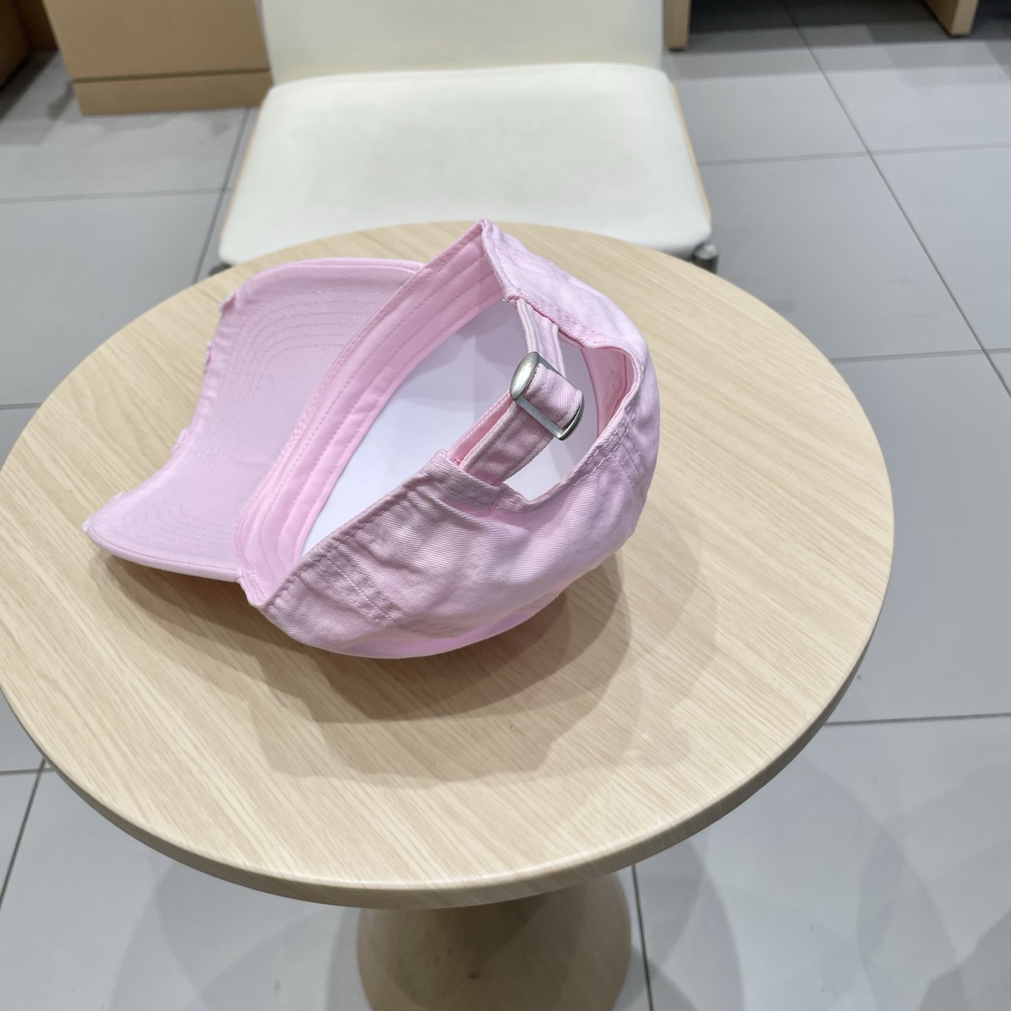  CELINE 塞琳 新款 🆕 棒球帽 🧢 
logo比较小一点 楦型 通通不一专柜热卖款轻盈透气
完美