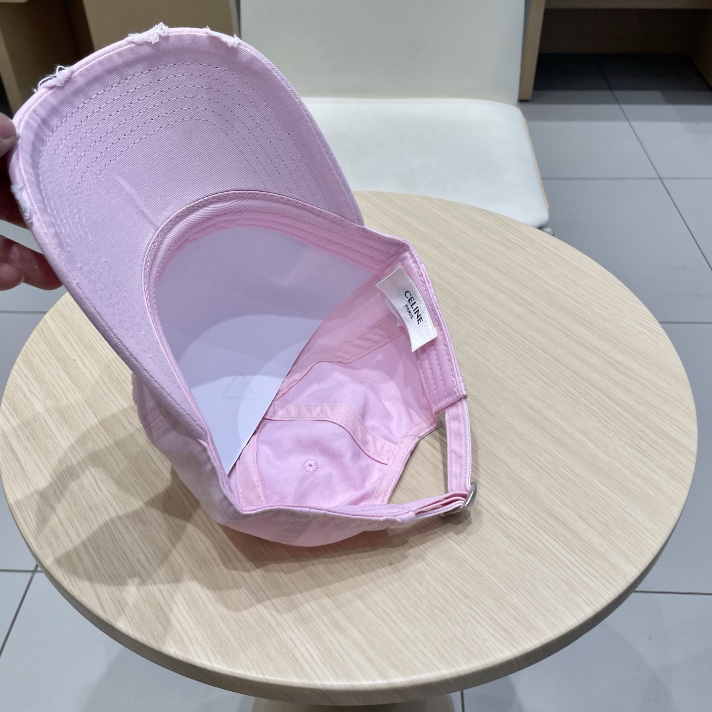  CELINE 塞琳 新款 🆕 棒球帽 🧢 
logo比较小一点 楦型 通通不一专柜热卖款轻盈透气
完美