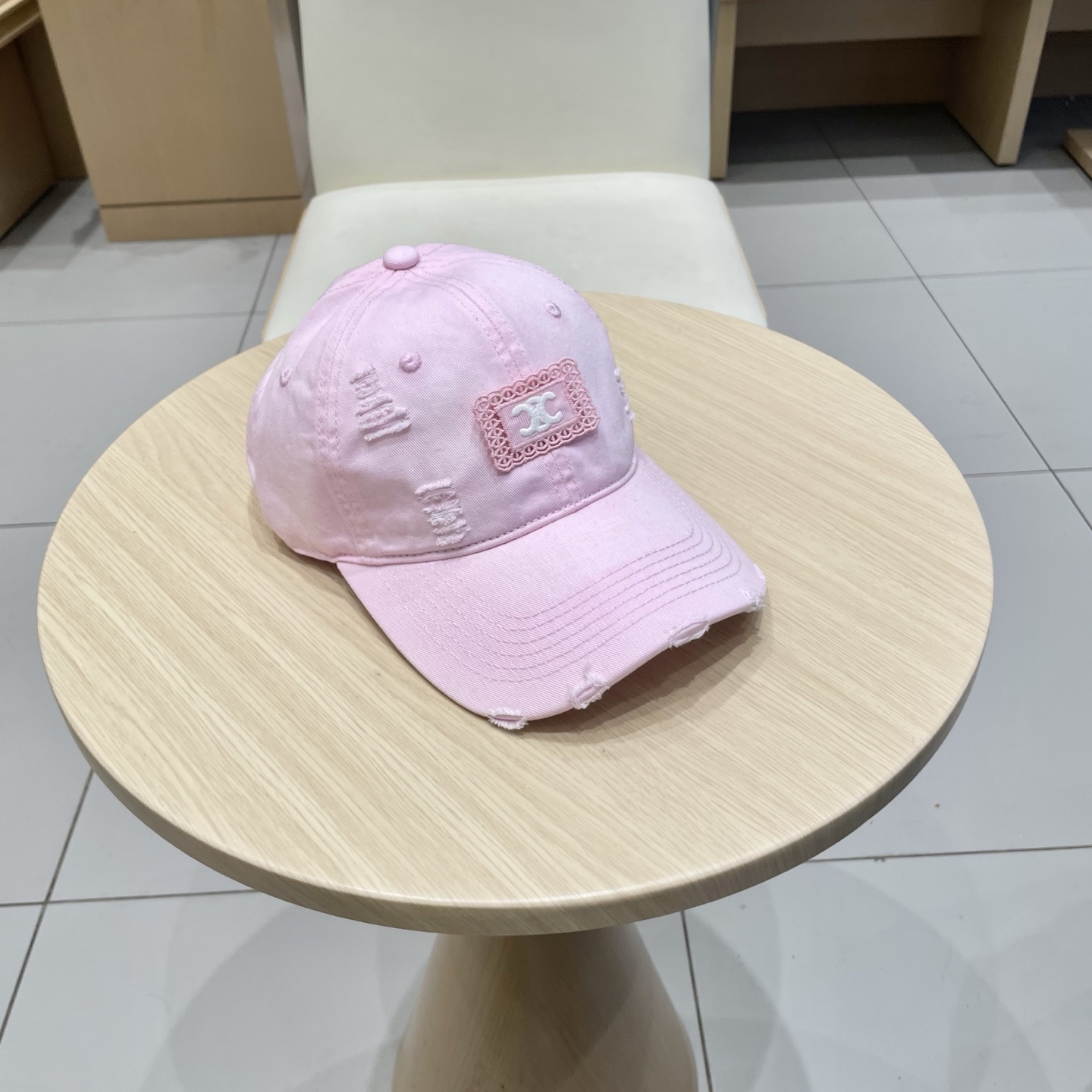  CELINE 塞琳 新款 🆕 棒球帽 🧢 
logo比较小一点 楦型 通通不一专柜热卖款轻盈透气
完美