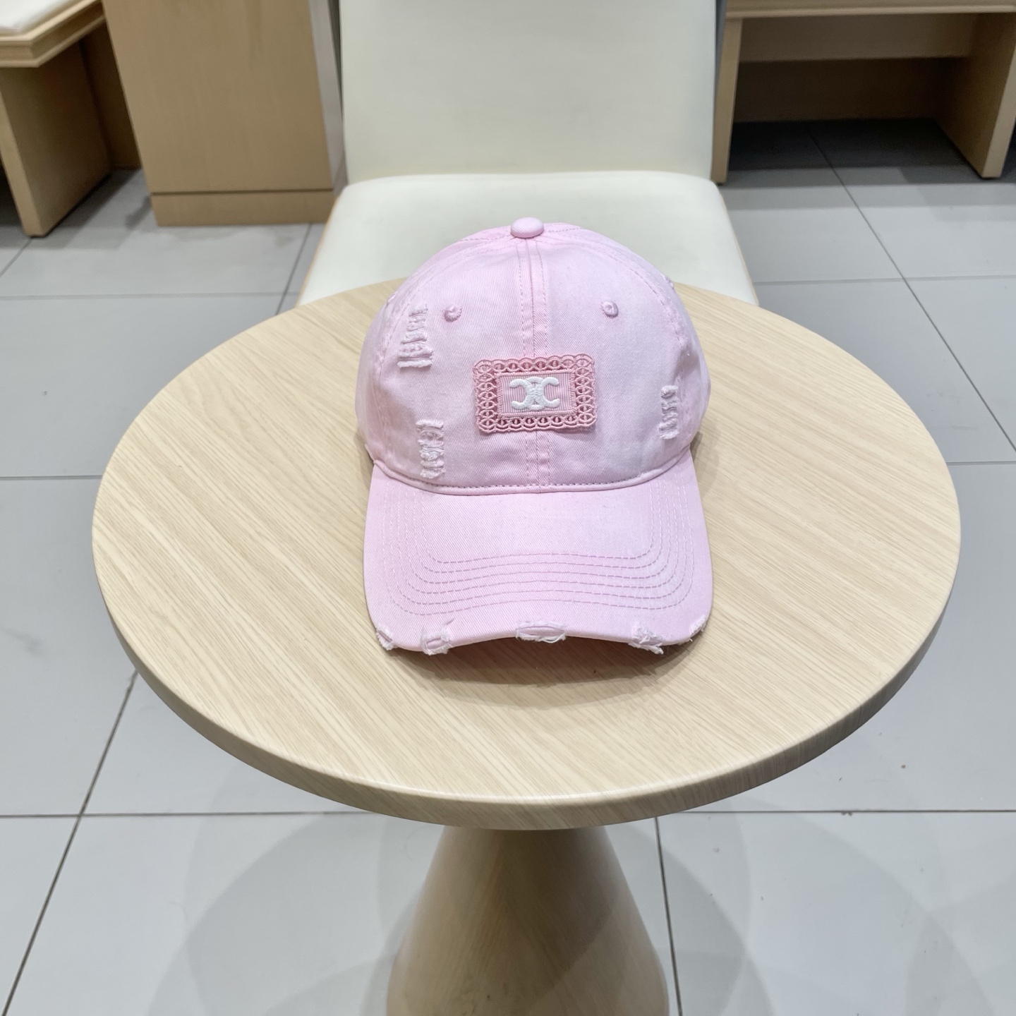  CELINE 塞琳 新款 🆕 棒球帽 🧢 
logo比较小一点 楦型 通通不一专柜热卖款轻盈透气
完美