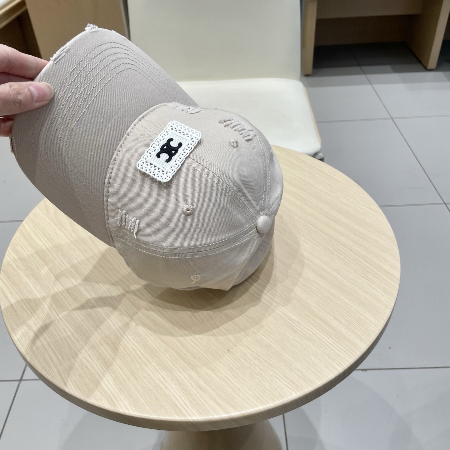  CELINE 塞琳 新款 🆕 棒球帽 🧢 
logo比较小一点 楦型 通通不一专柜热卖款轻盈透气
完美