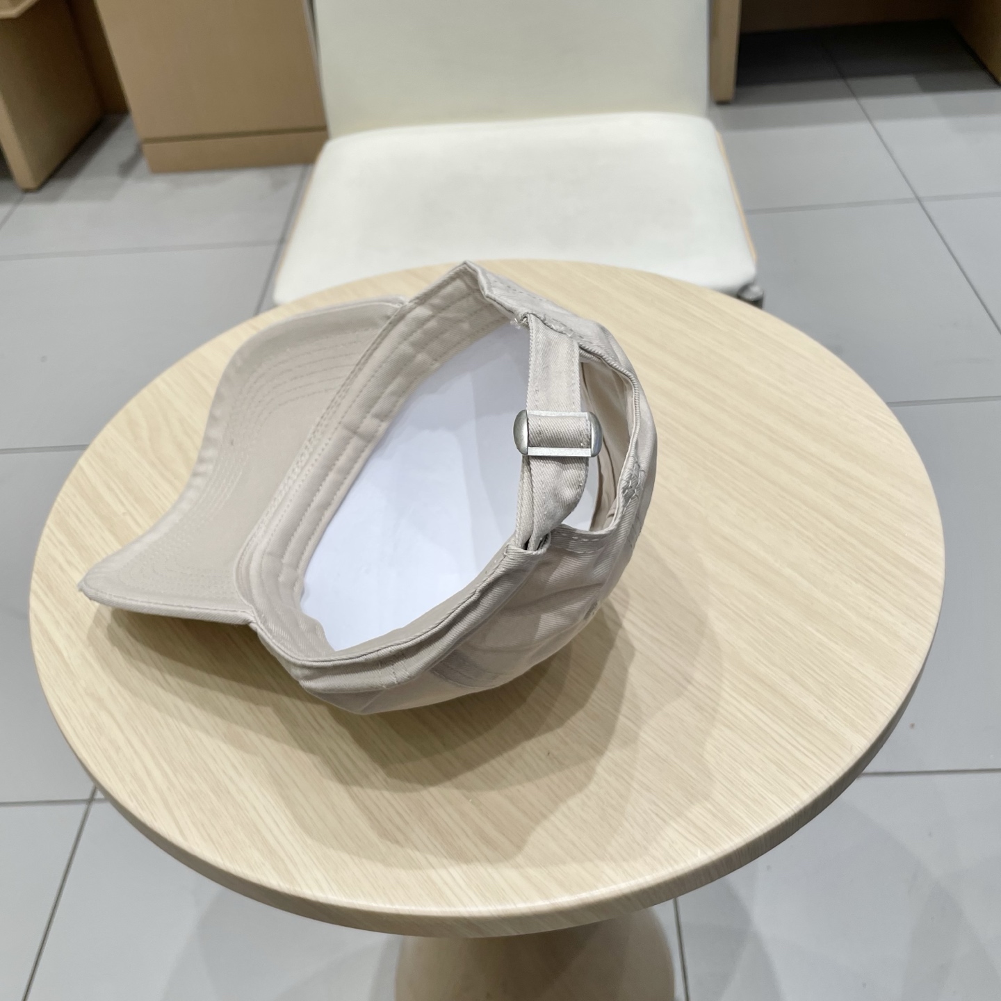  CELINE 塞琳 新款 🆕 棒球帽 🧢 
logo比较小一点 楦型 通通不一专柜热卖款轻盈透气
完美