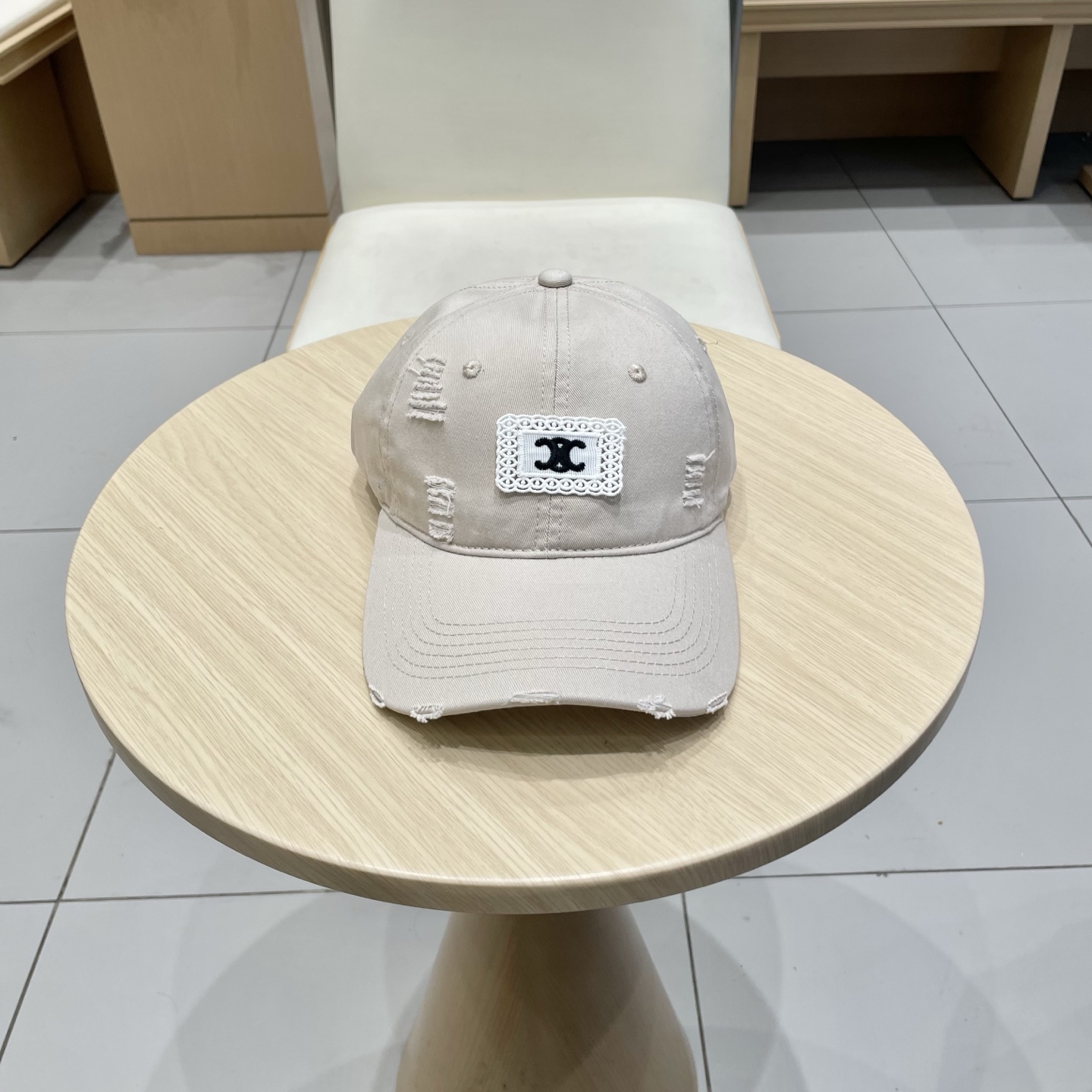  CELINE 塞琳 新款 🆕 棒球帽 🧢 
logo比较小一点 楦型 通通不一专柜热卖款轻盈透气
完美