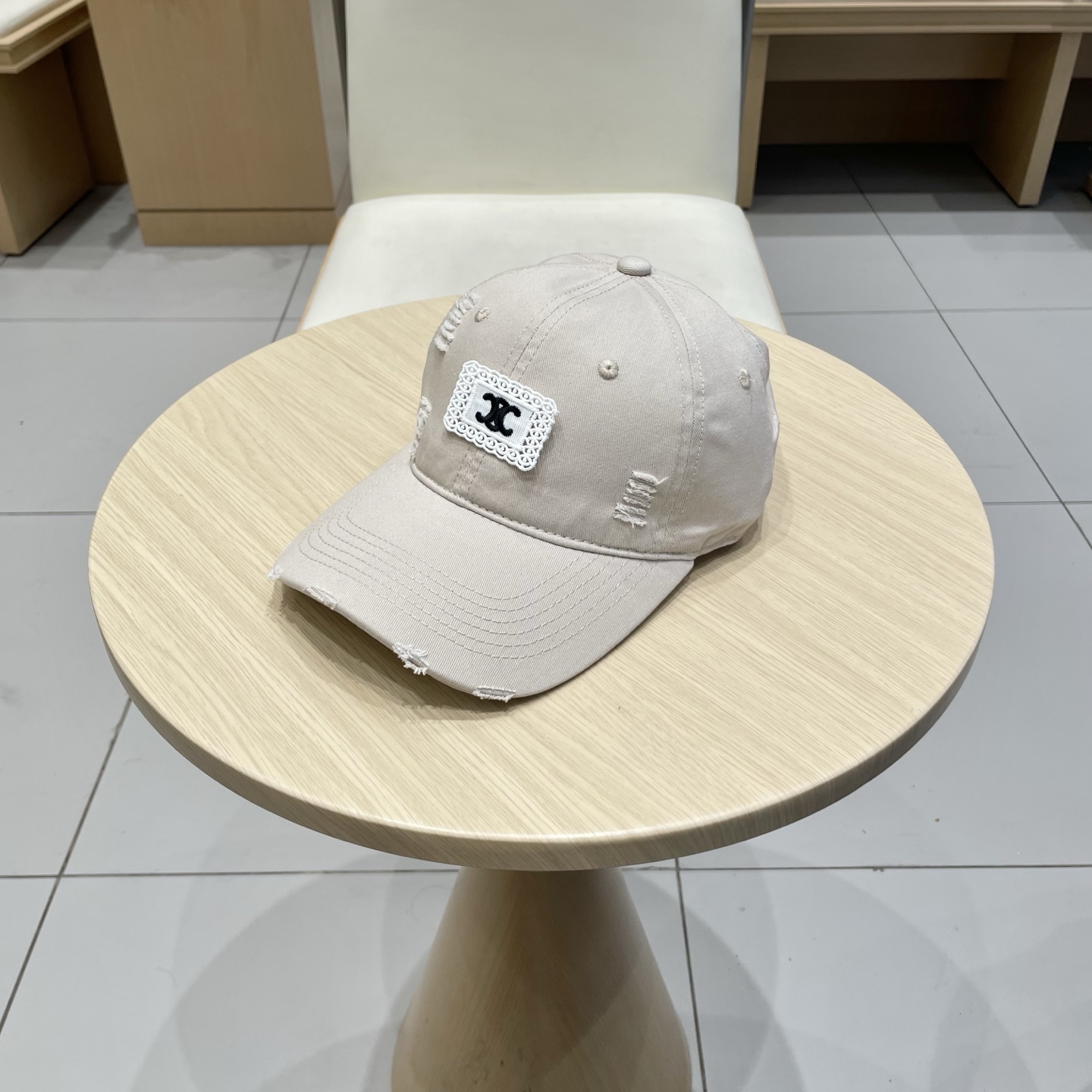  CELINE 塞琳 新款 🆕 棒球帽 🧢 
logo比较小一点 楦型 通通不一专柜热卖款轻盈透气
完美