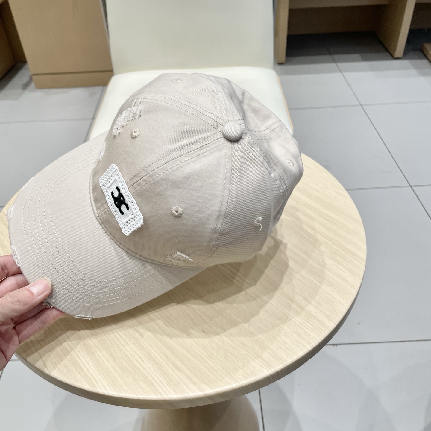  CELINE 塞琳 新款 🆕 棒球帽 🧢 
logo比较小一点 楦型 通通不一专柜热卖款轻盈透气
完美