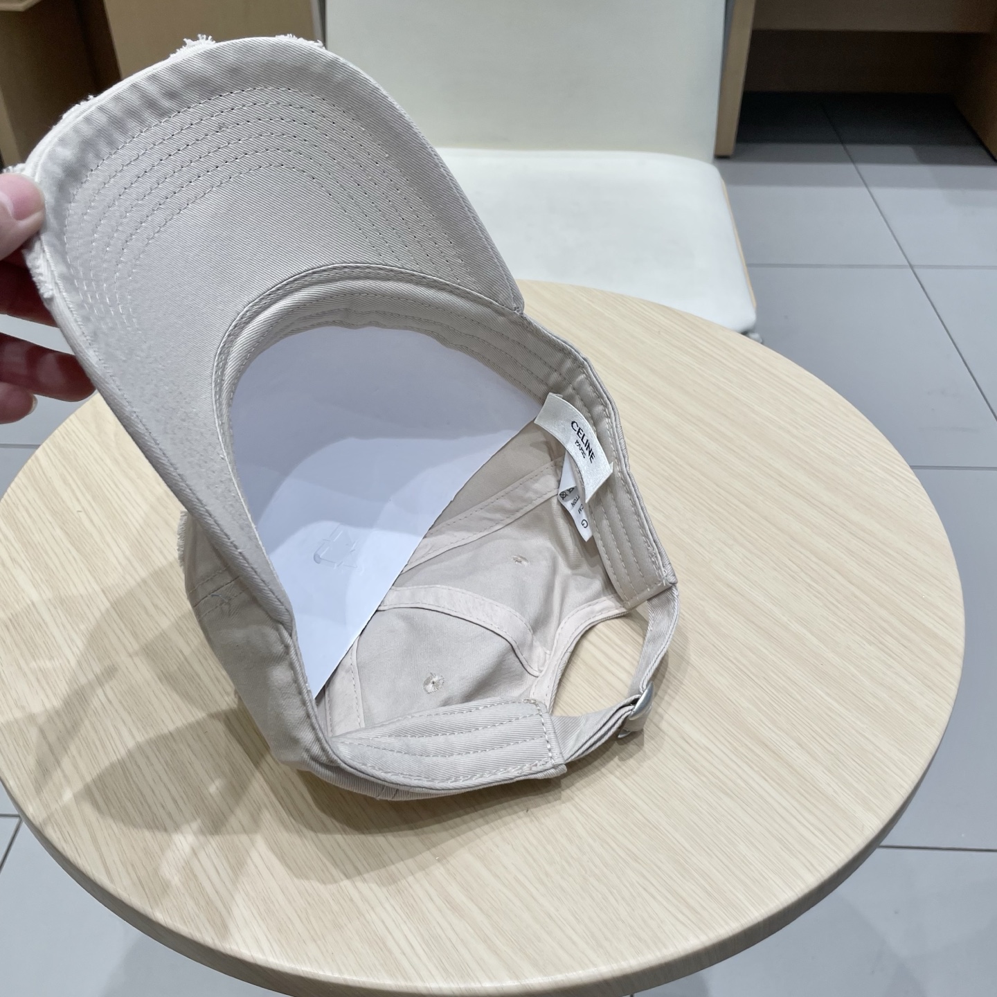  CELINE 塞琳 新款 🆕 棒球帽 🧢 
logo比较小一点 楦型 通通不一专柜热卖款轻盈透气
完美