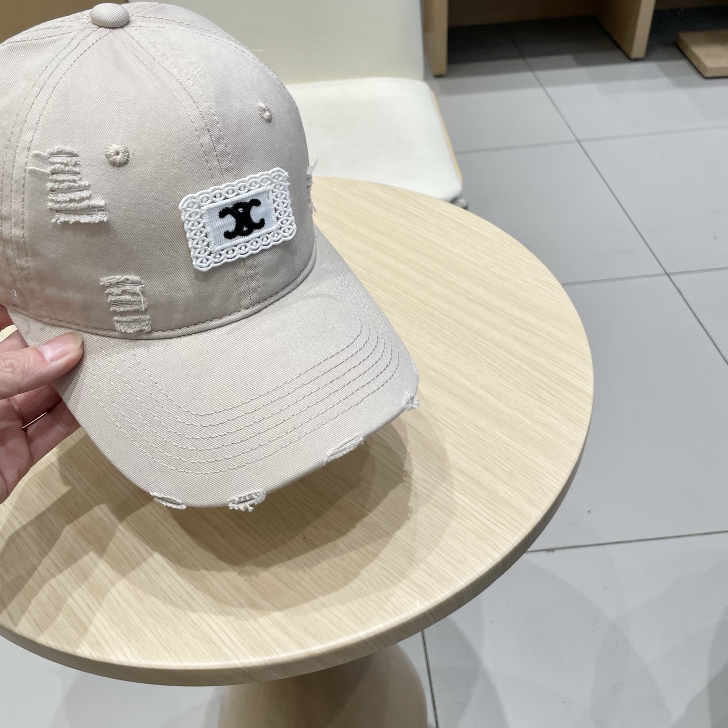  CELINE 塞琳 新款 🆕 棒球帽 🧢 
logo比较小一点 楦型 通通不一专柜热卖款轻盈透气
完美