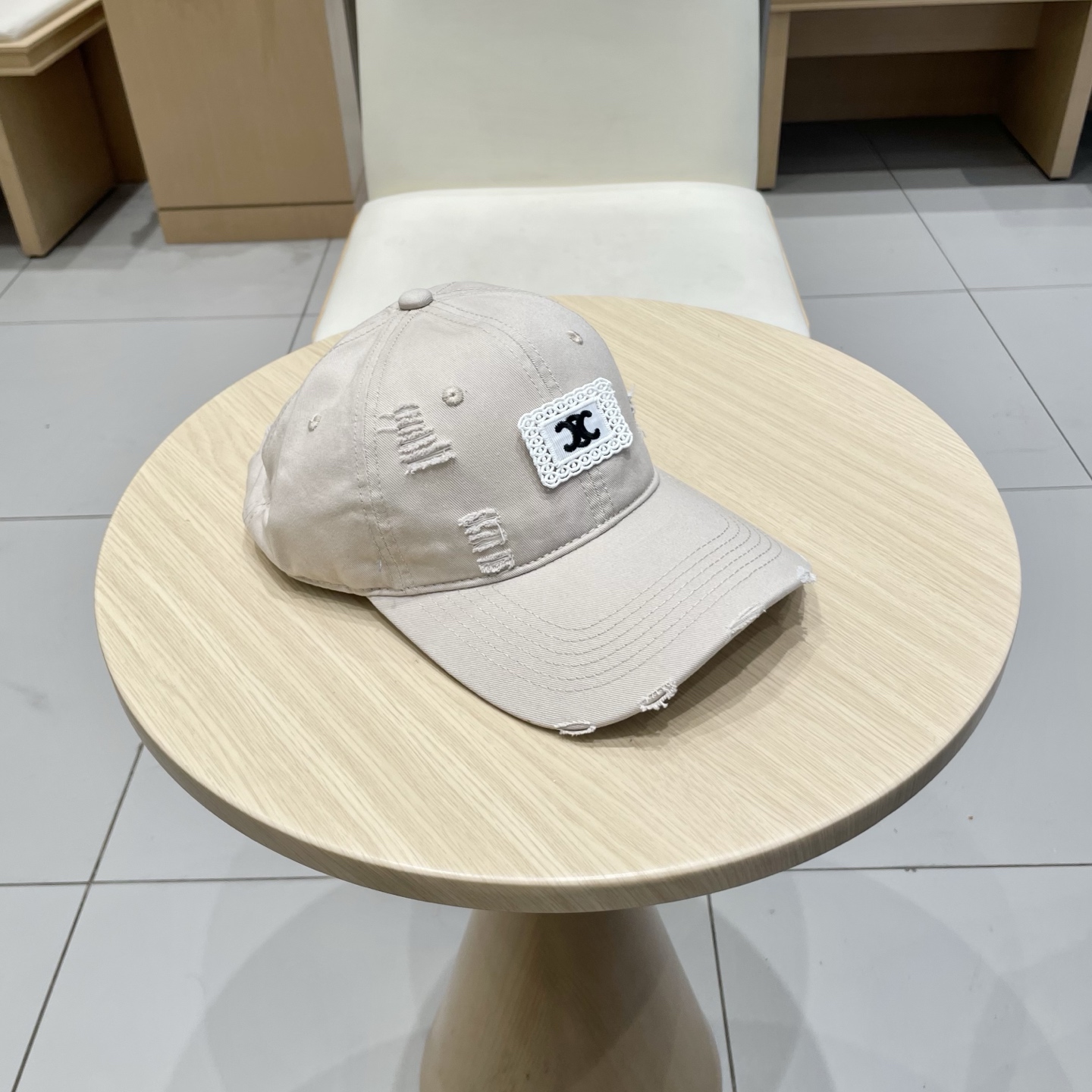  CELINE 塞琳 新款 🆕 棒球帽 🧢 
logo比较小一点 楦型 通通不一专柜热卖款轻盈透气
完美