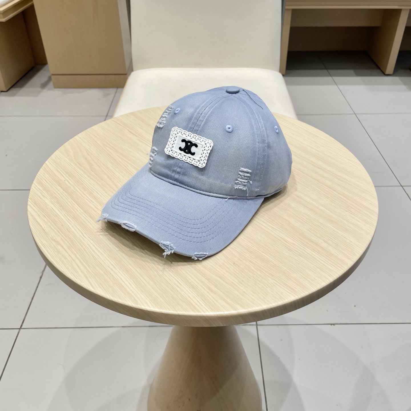  CELINE 塞琳 新款 🆕 棒球帽 🧢 
logo比较小一点 楦型 通通不一专柜热卖款轻盈透气
完美