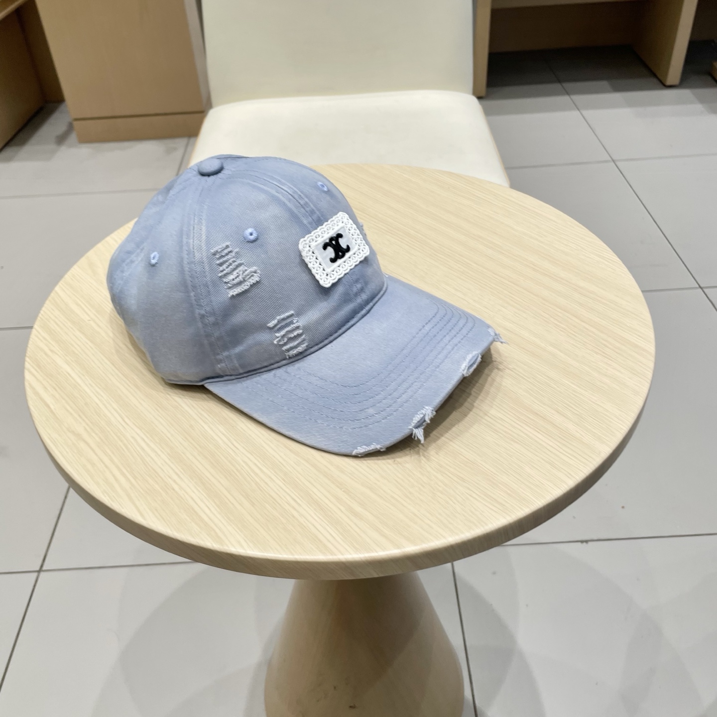  CELINE 塞琳 新款 🆕 棒球帽 🧢 
logo比较小一点 楦型 通通不一专柜热卖款轻盈透气
完美