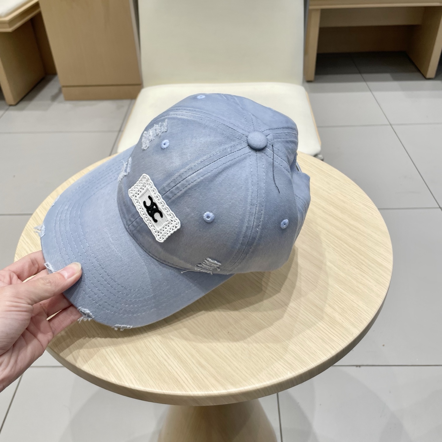  CELINE 塞琳 新款 🆕 棒球帽 🧢 
logo比较小一点 楦型 通通不一专柜热卖款轻盈透气
完美