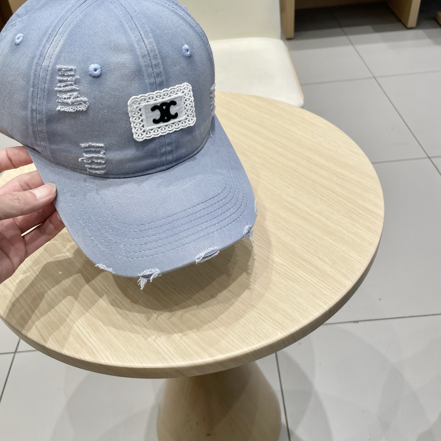  CELINE 塞琳 新款 🆕 棒球帽 🧢 
logo比较小一点 楦型 通通不一专柜热卖款轻盈透气
完美