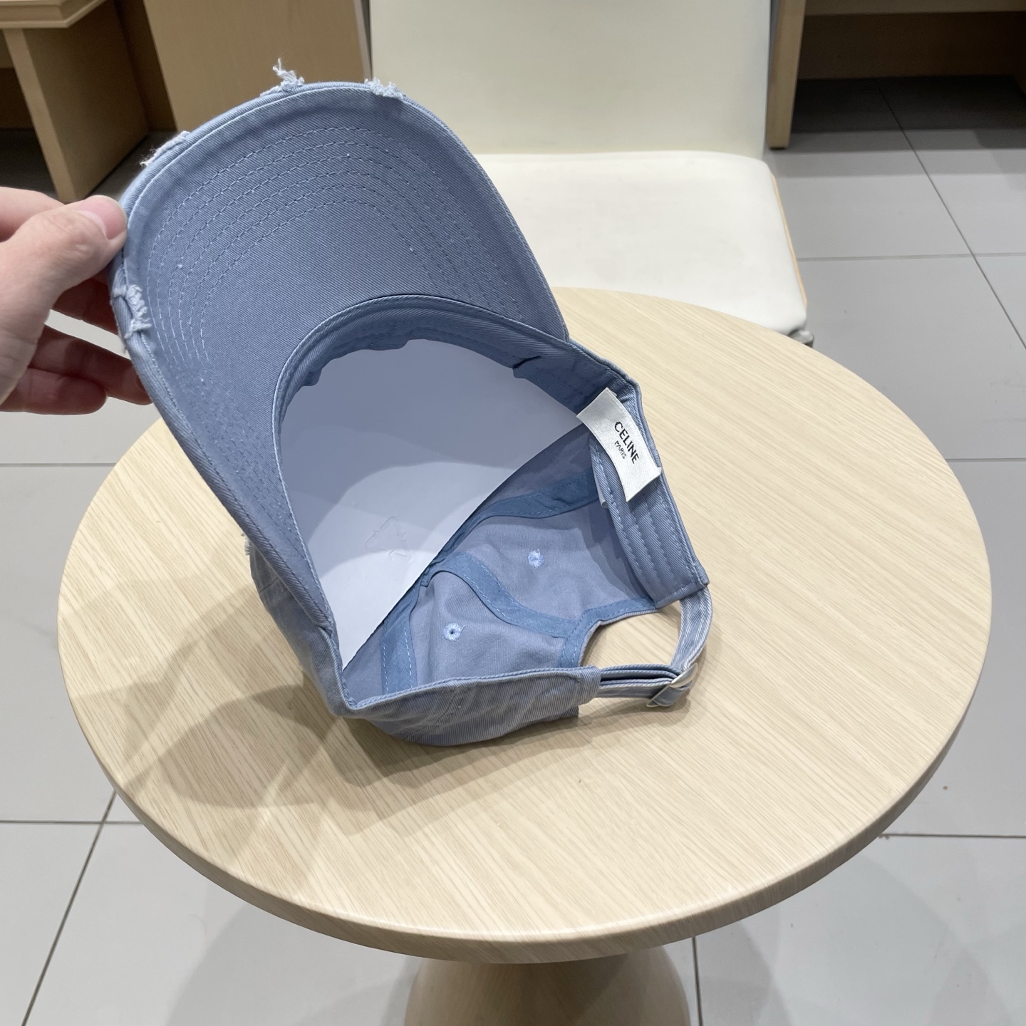  CELINE 塞琳 新款 🆕 棒球帽 🧢 
logo比较小一点 楦型 通通不一专柜热卖款轻盈透气
完美