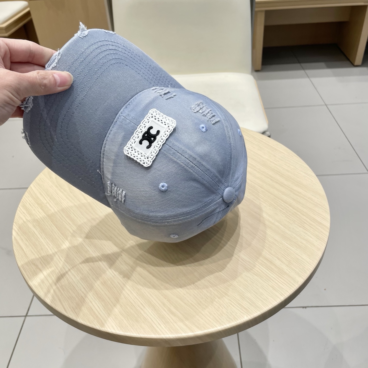 CELINE 塞琳 新款 🆕 棒球帽 🧢 
logo比较小一点 楦型 通通不一专柜热卖款轻盈透气
完美