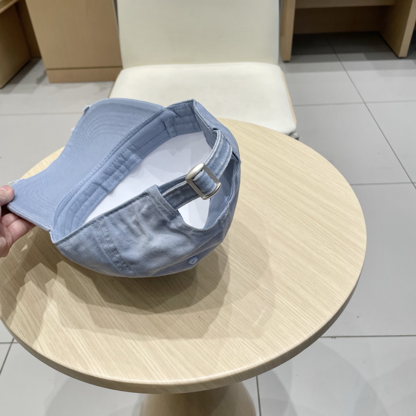  CELINE 塞琳 新款 🆕 棒球帽 🧢 
logo比较小一点 楦型 通通不一专柜热卖款轻盈透气
完美