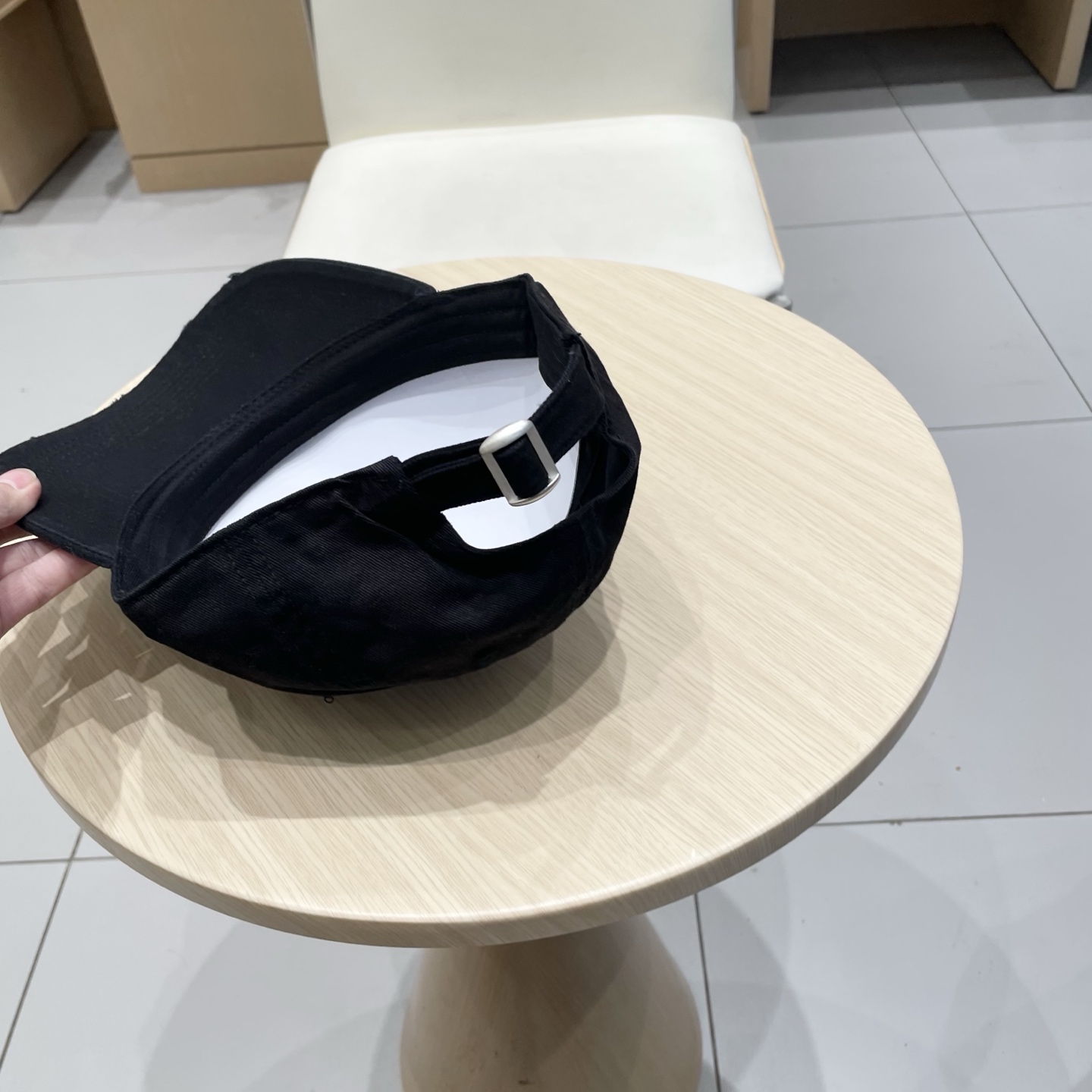  CELINE 塞琳 新款 🆕 棒球帽 🧢 
logo比较小一点 楦型 通通不一专柜热卖款轻盈透气
完美