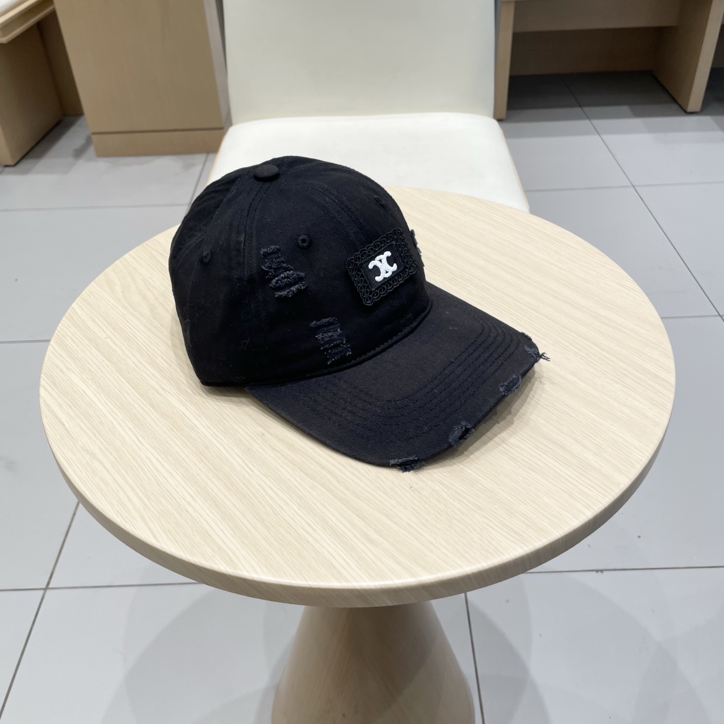  CELINE 塞琳 新款 🆕 棒球帽 🧢 
logo比较小一点 楦型 通通不一专柜热卖款轻盈透气
完美