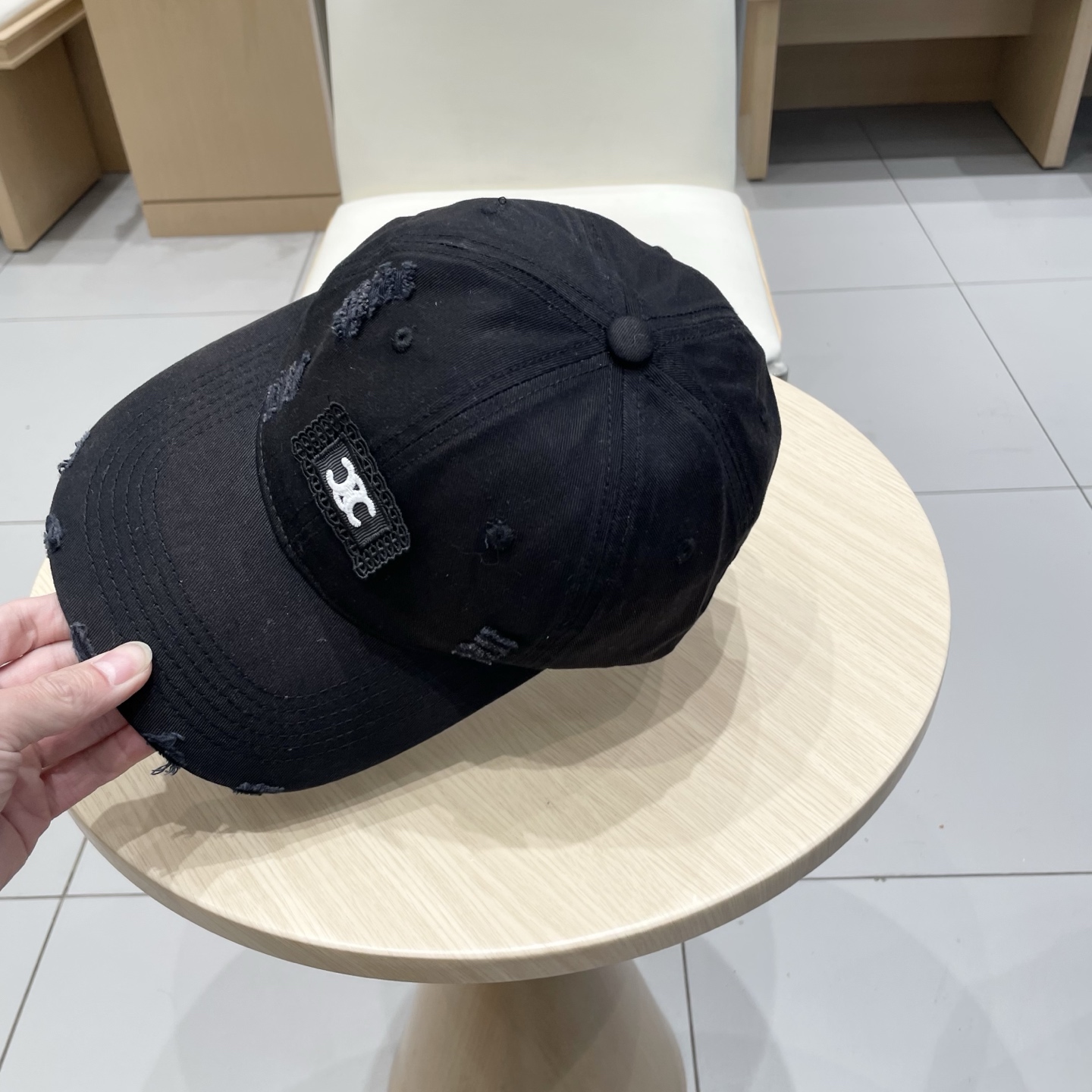  CELINE 塞琳 新款 🆕 棒球帽 🧢 
logo比较小一点 楦型 通通不一专柜热卖款轻盈透气
完美