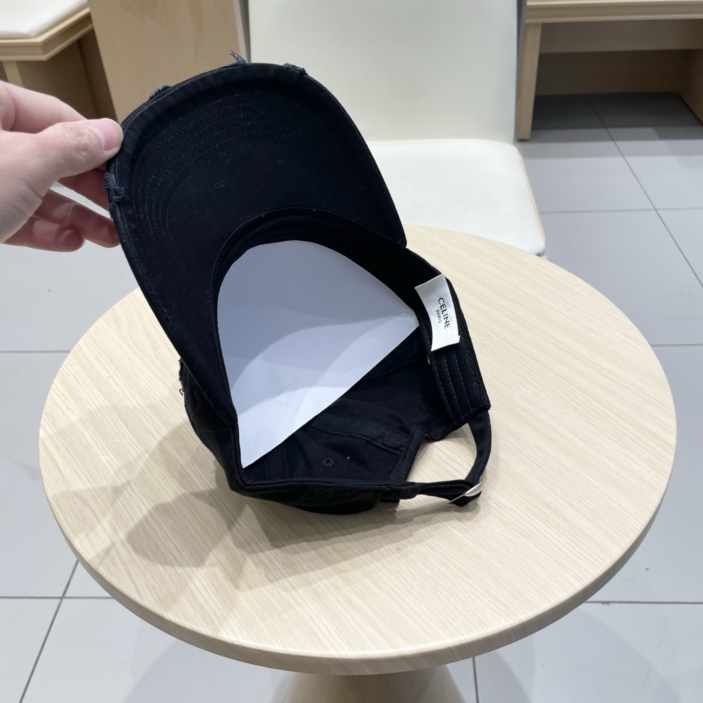  CELINE 塞琳 新款 🆕 棒球帽 🧢 
logo比较小一点 楦型 通通不一专柜热卖款轻盈透气
完美