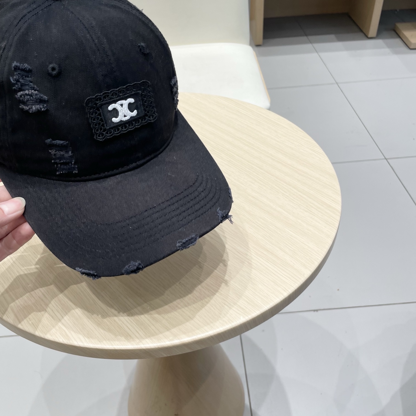  CELINE 塞琳 新款 🆕 棒球帽 🧢 
logo比较小一点 楦型 通通不一专柜热卖款轻盈透气
完美