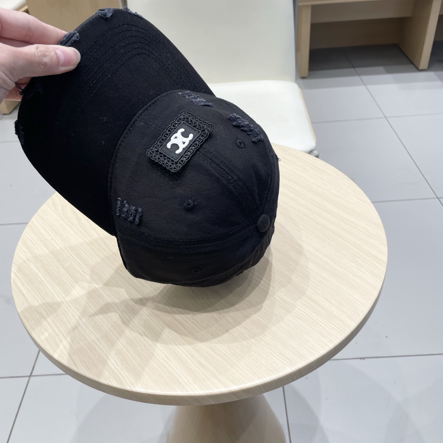  CELINE 塞琳 新款 🆕 棒球帽 🧢 
logo比较小一点 楦型 通通不一专柜热卖款轻盈透气
完美