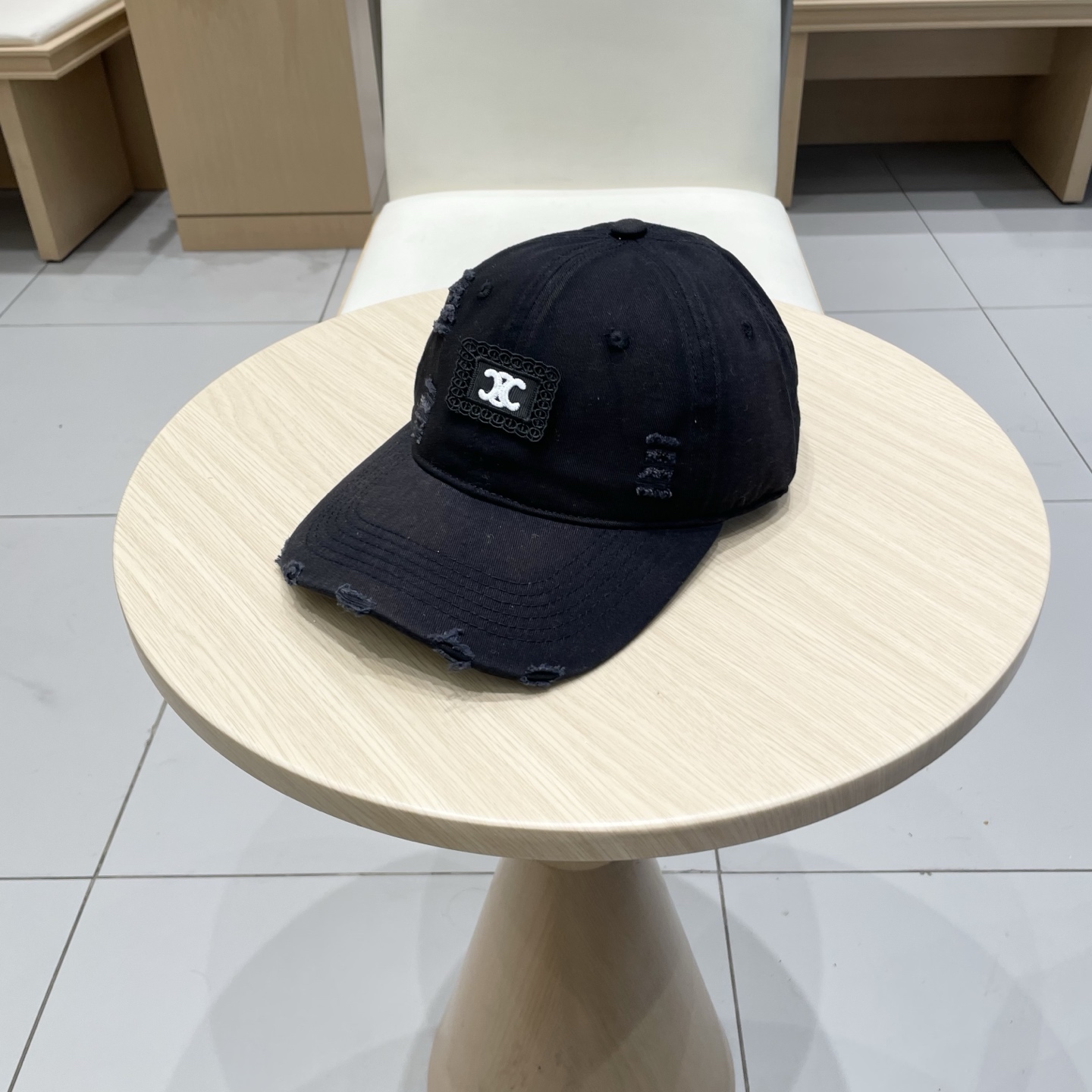  CELINE 塞琳 新款 🆕 棒球帽 🧢 
logo比较小一点 楦型 通通不一专柜热卖款轻盈透气
完美