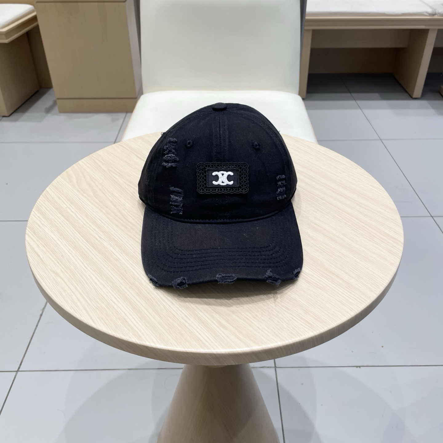  CELINE 塞琳 新款 🆕 棒球帽 🧢 
logo比较小一点 楦型 通通不一专柜热卖款轻盈透气
完美