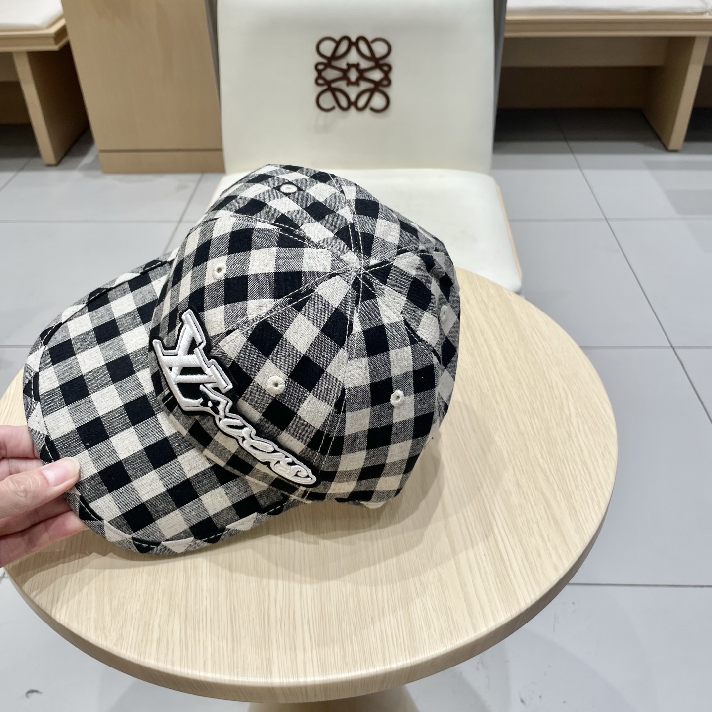  🧢路易威登棒球帽 LouisVuitton😍新款LV棒球帽，重工打造♥️高端大气，百搭款🤗男女通用！跑