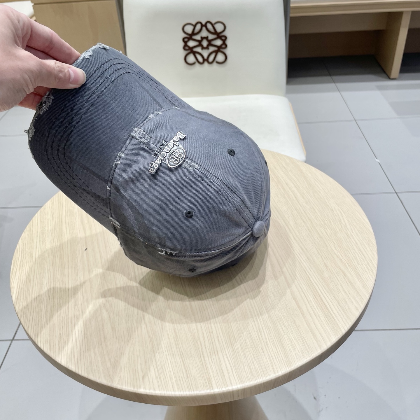  BALENCIAGA巴黎世家新款刺绣logo棒球帽，很酷的色系，男女佩戴都有不同style，第一批抢先