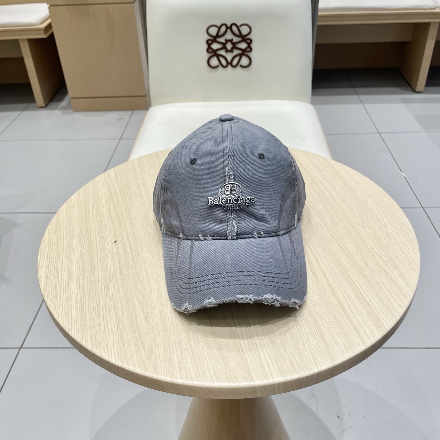  BALENCIAGA巴黎世家新款刺绣logo棒球帽，很酷的色系，男女佩戴都有不同style，第一批抢先