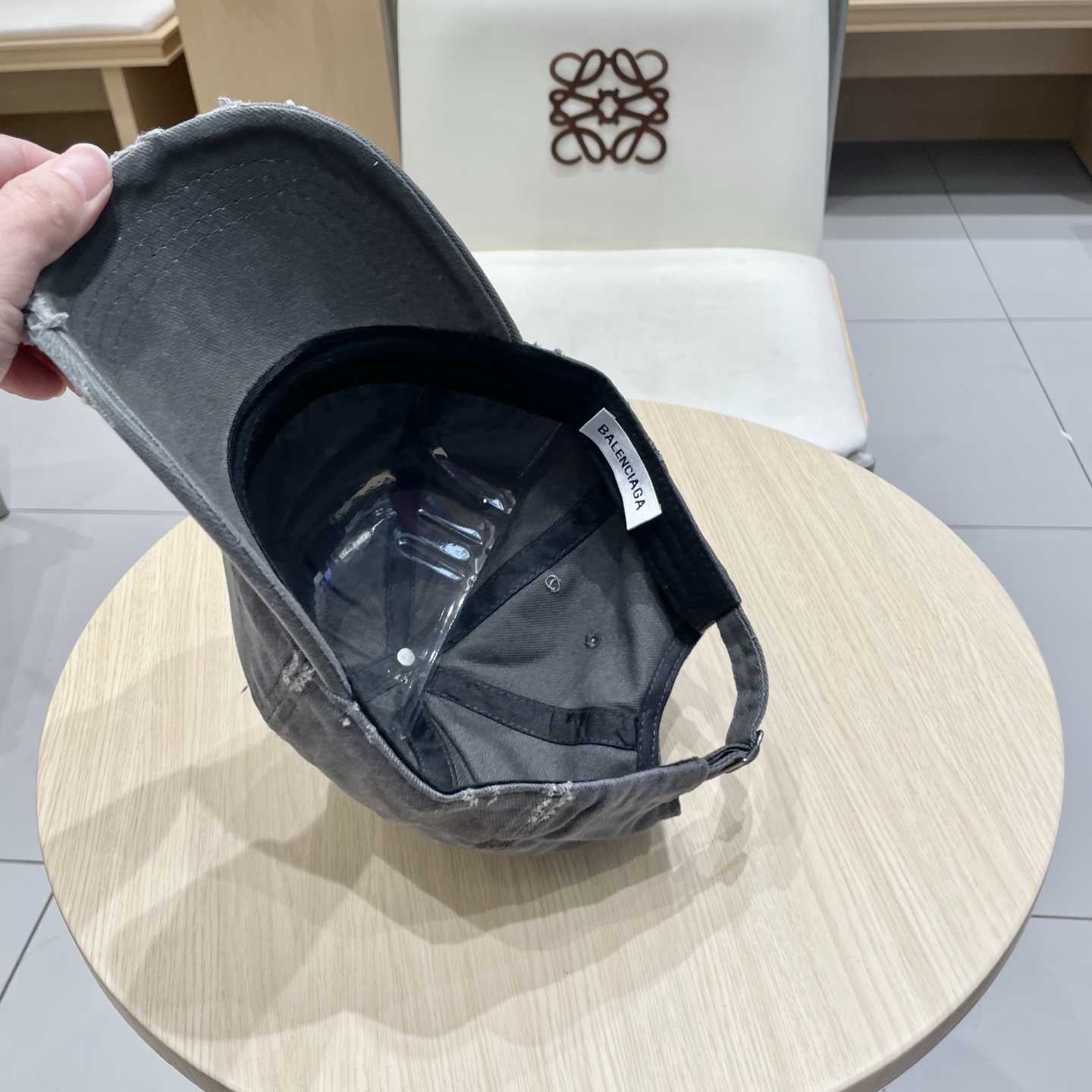  BALENCIAGA巴黎世家新款刺绣logo棒球帽，很酷的色系，男女佩戴都有不同style，第一批抢先