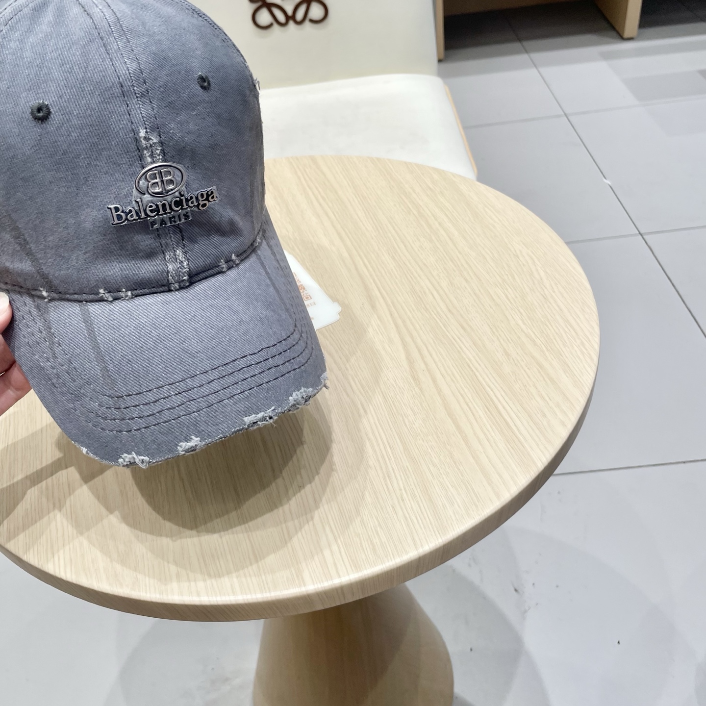  BALENCIAGA巴黎世家新款刺绣logo棒球帽，很酷的色系，男女佩戴都有不同style，第一批抢先