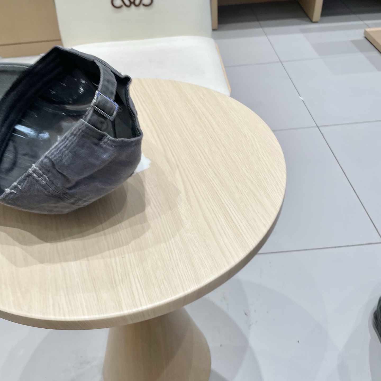  BALENCIAGA巴黎世家新款刺绣logo棒球帽，很酷的色系，男女佩戴都有不同style，第一批抢先