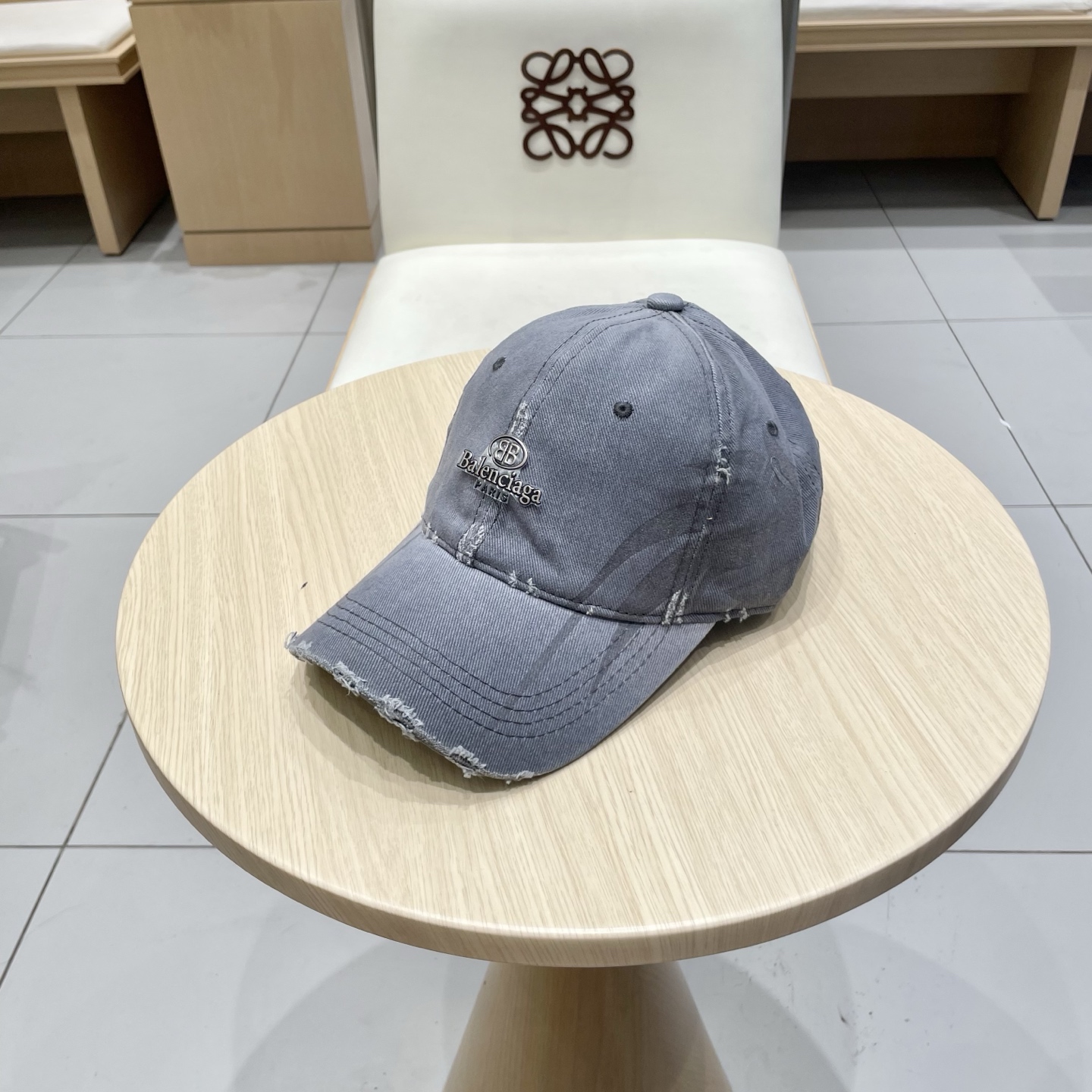  BALENCIAGA巴黎世家新款刺绣logo棒球帽，很酷的色系，男女佩戴都有不同style，第一批抢先