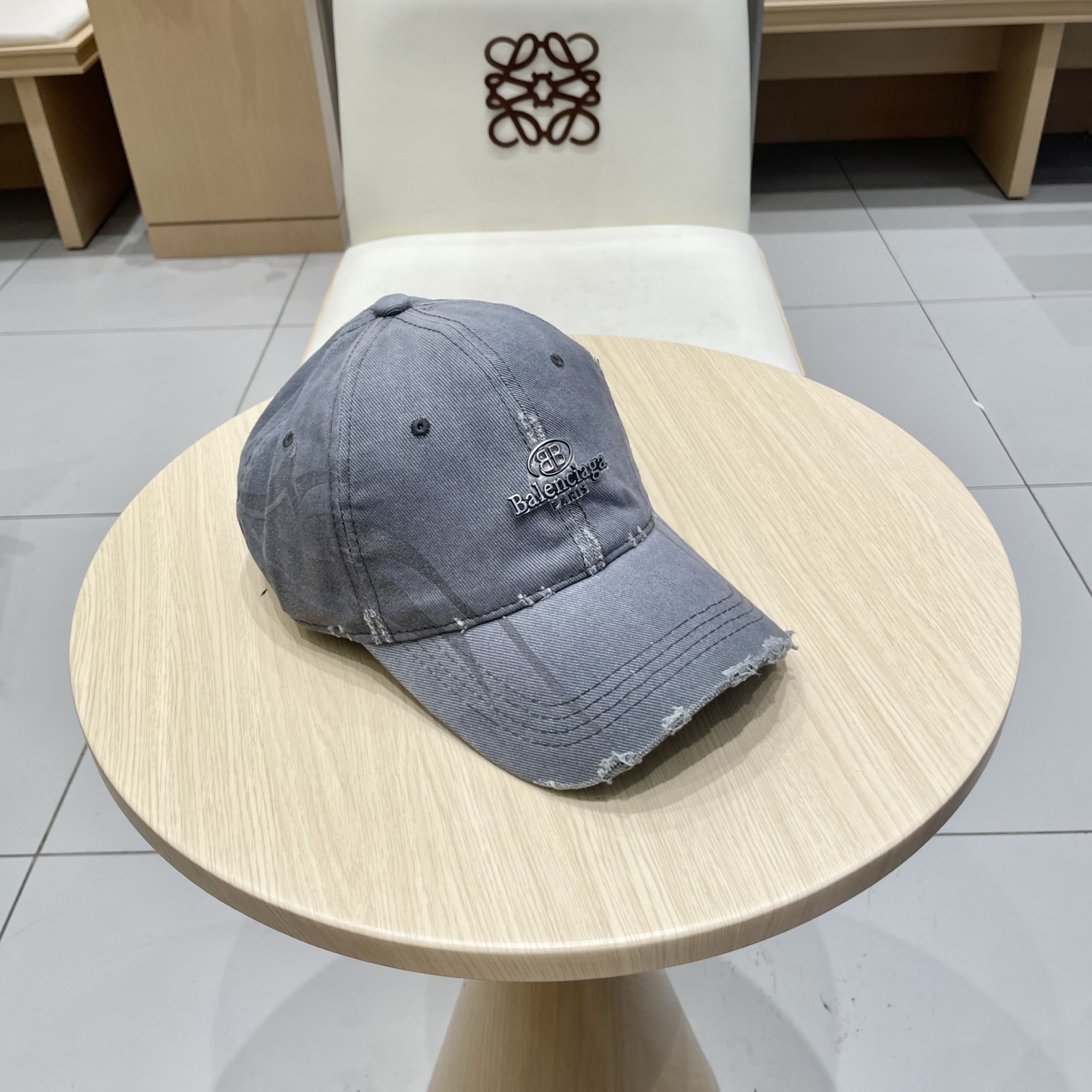 BALENCIAGA巴黎世家新款刺绣logo棒球帽，很酷的色系，男女佩戴都有不同style，第一批抢先