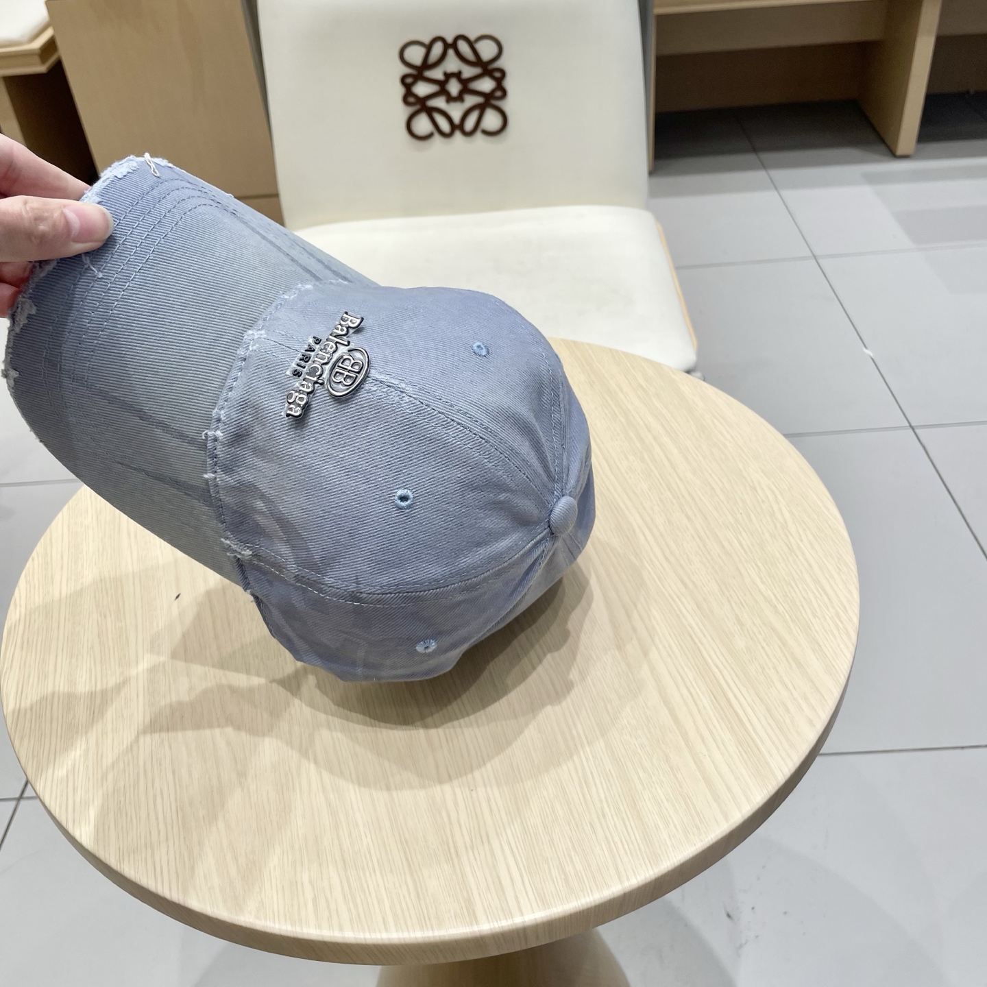  BALENCIAGA巴黎世家新款刺绣logo棒球帽，很酷的色系，男女佩戴都有不同style，第一批抢先