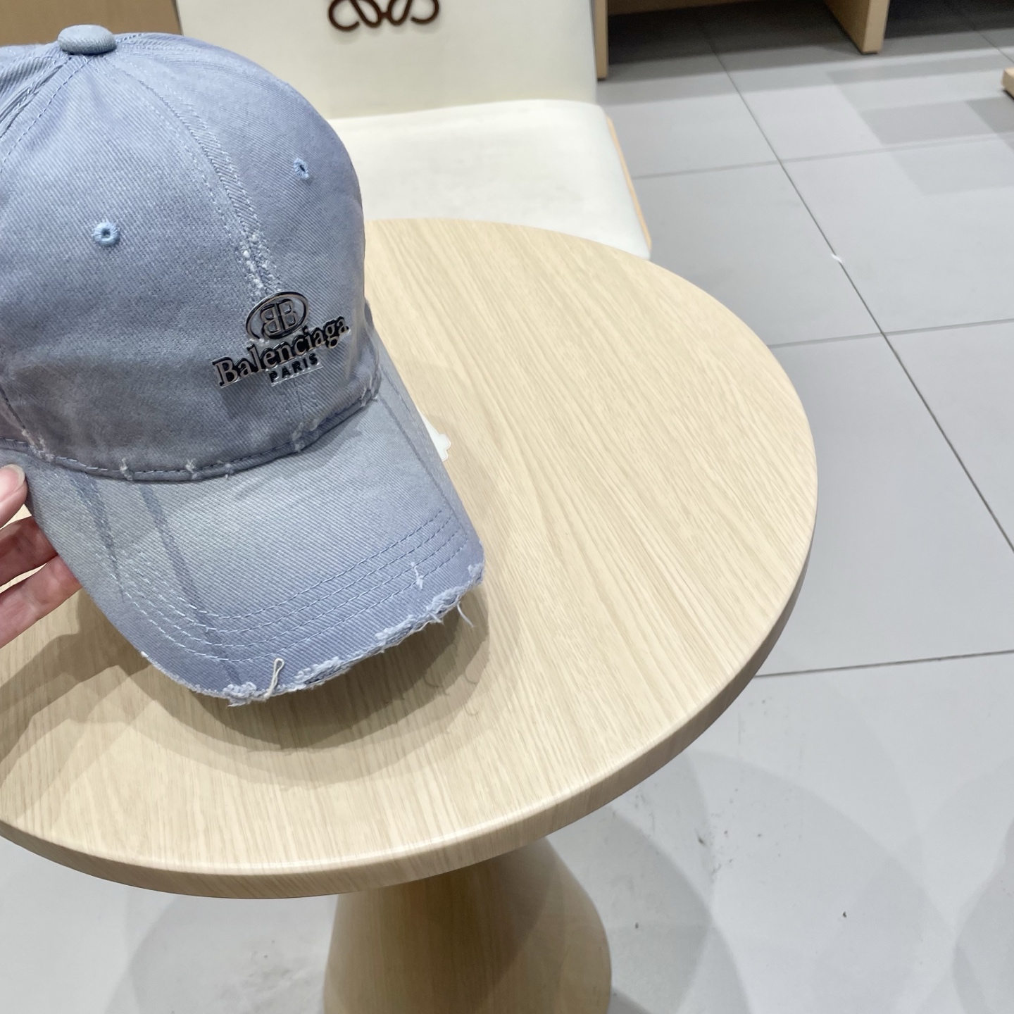  BALENCIAGA巴黎世家新款刺绣logo棒球帽，很酷的色系，男女佩戴都有不同style，第一批抢先