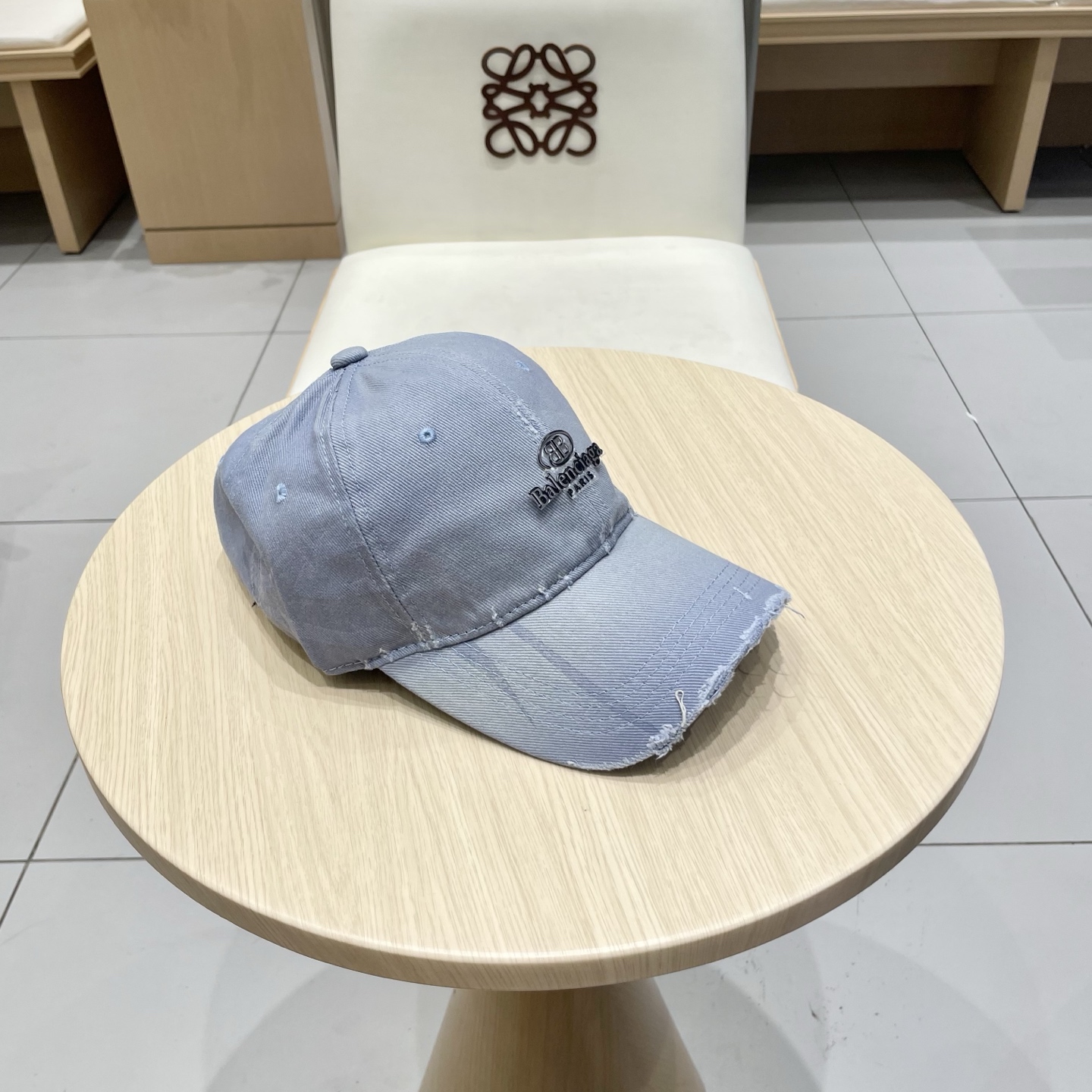  BALENCIAGA巴黎世家新款刺绣logo棒球帽，很酷的色系，男女佩戴都有不同style，第一批抢先