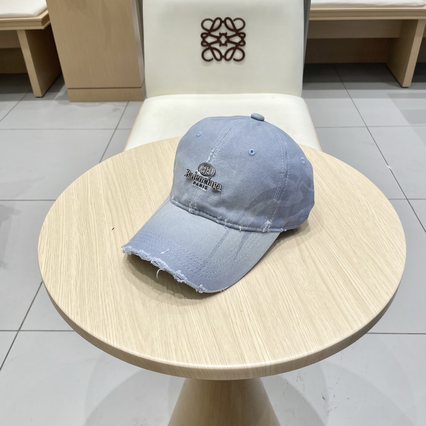  BALENCIAGA巴黎世家新款刺绣logo棒球帽，很酷的色系，男女佩戴都有不同style，第一批抢先