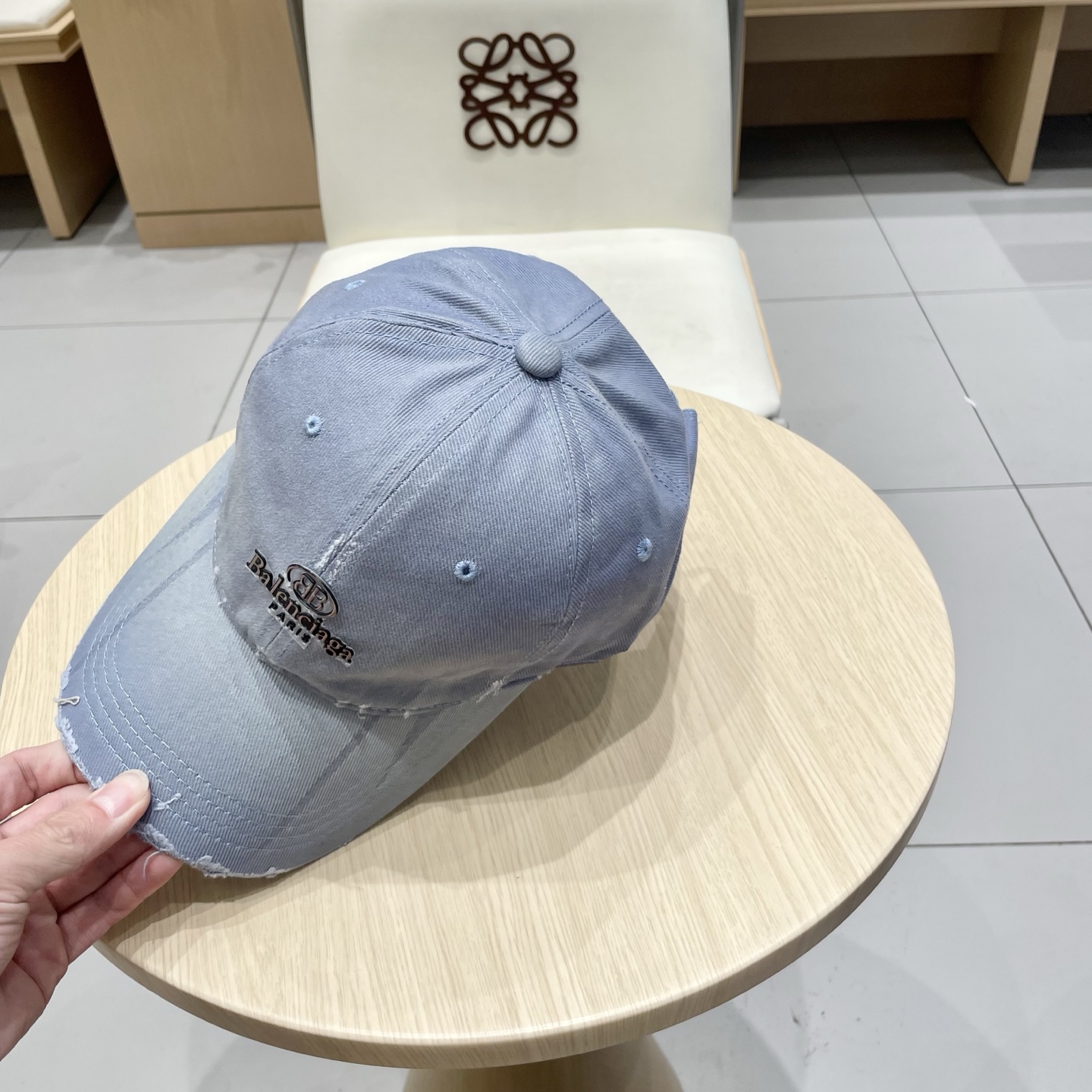  BALENCIAGA巴黎世家新款刺绣logo棒球帽，很酷的色系，男女佩戴都有不同style，第一批抢先