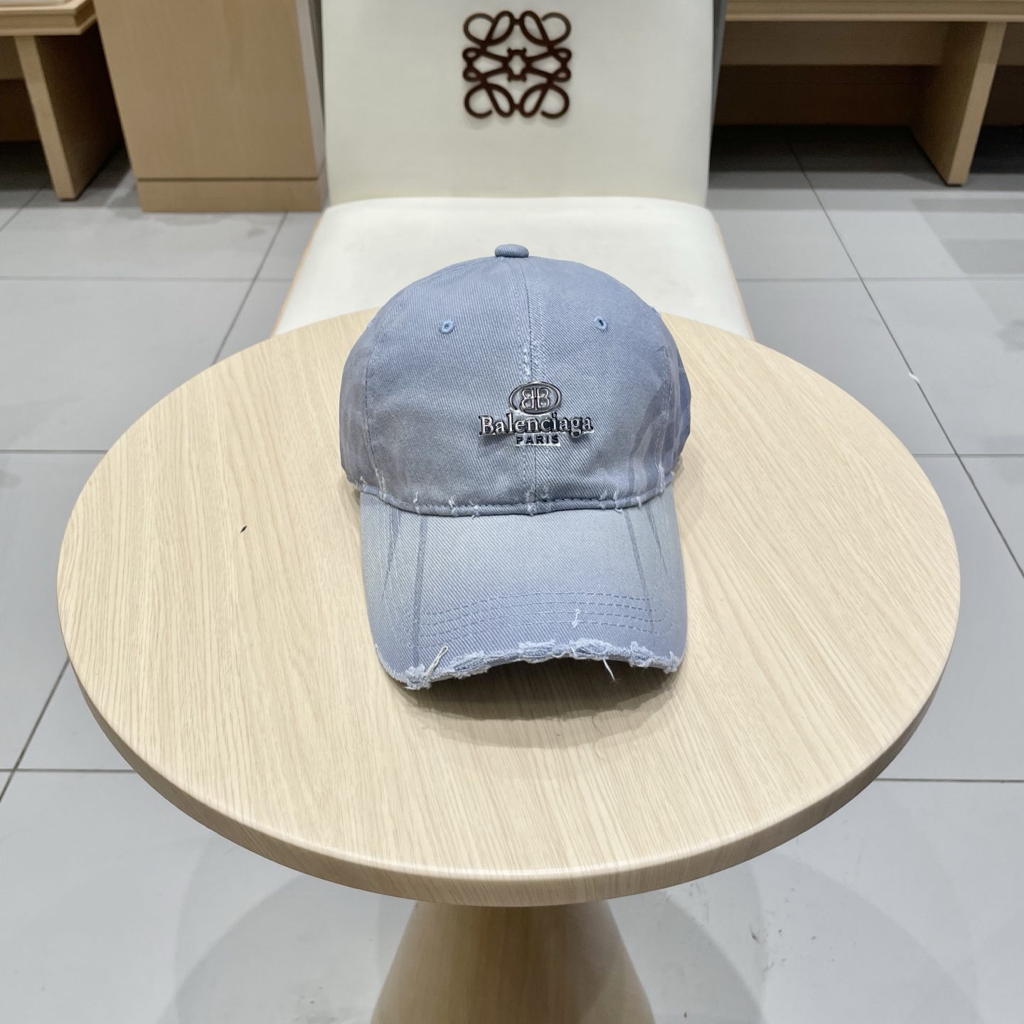  BALENCIAGA巴黎世家新款刺绣logo棒球帽，很酷的色系，男女佩戴都有不同style，第一批抢先
