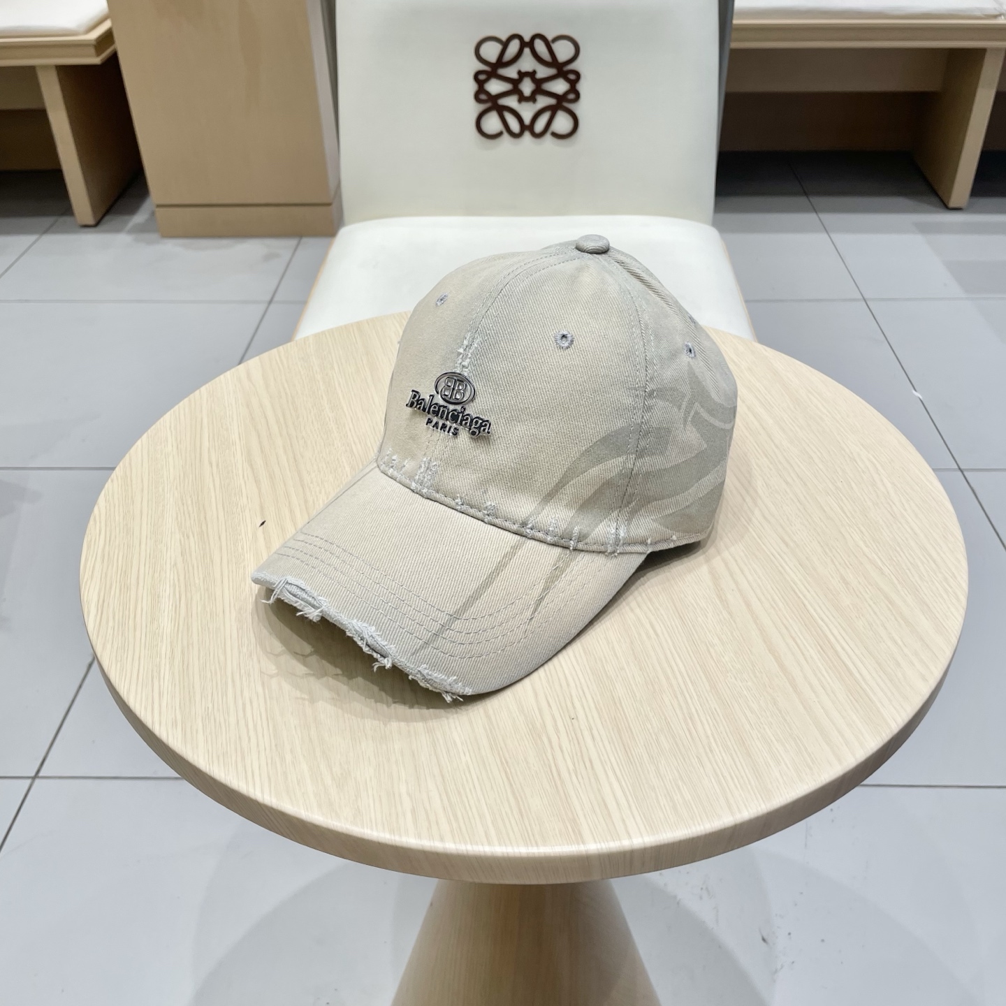  BALENCIAGA巴黎世家新款刺绣logo棒球帽，很酷的色系，男女佩戴都有不同style，第一批抢先