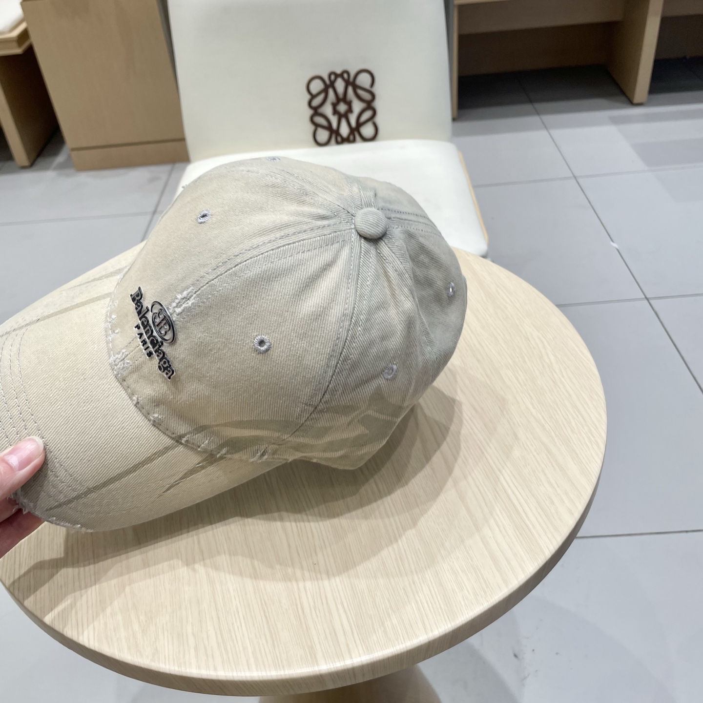  BALENCIAGA巴黎世家新款刺绣logo棒球帽，很酷的色系，男女佩戴都有不同style，第一批抢先