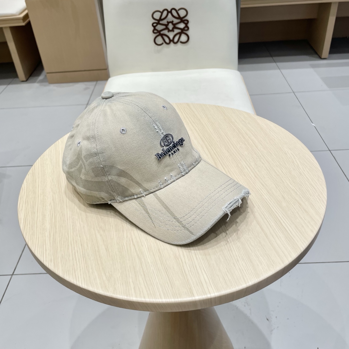  BALENCIAGA巴黎世家新款刺绣logo棒球帽，很酷的色系，男女佩戴都有不同style，第一批抢先