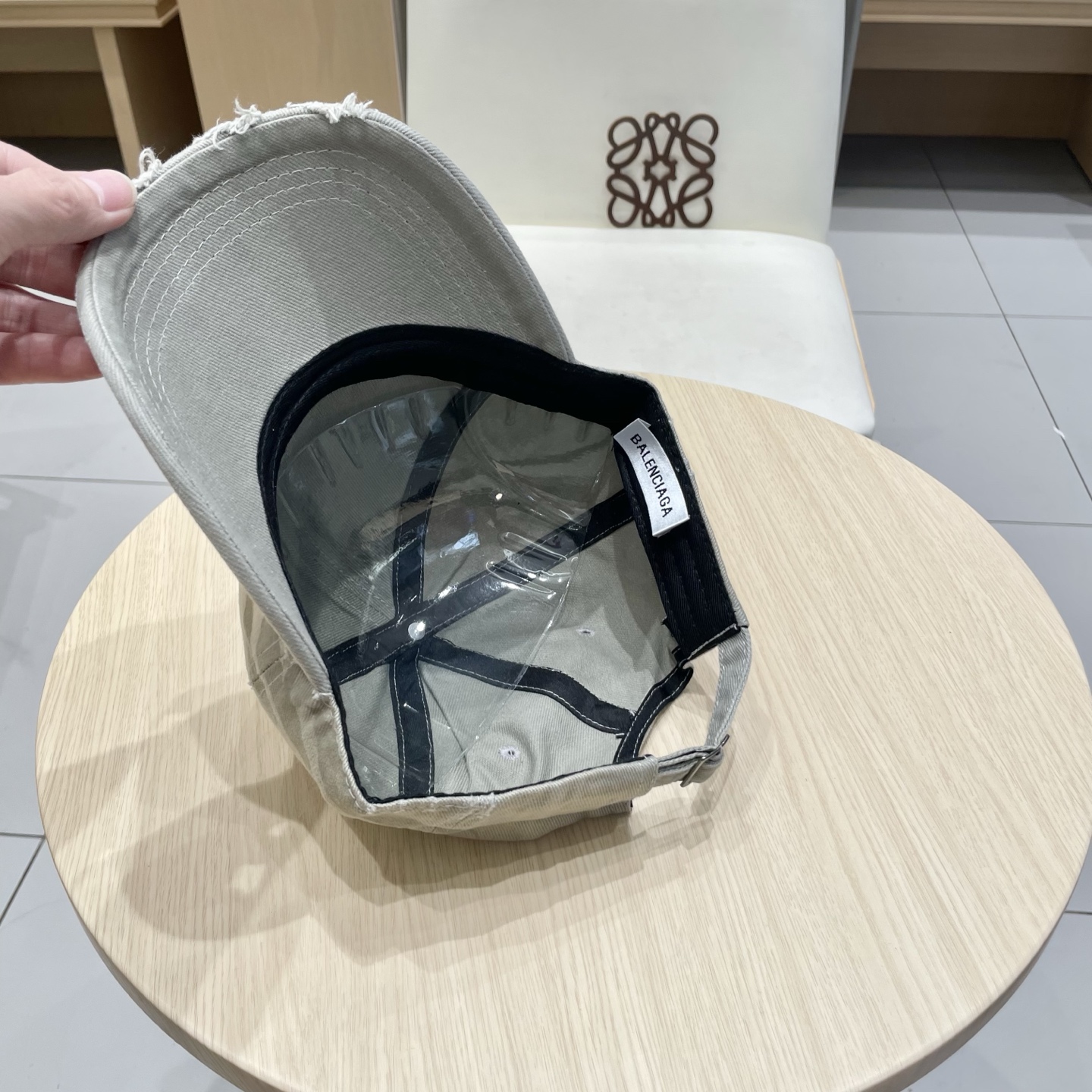  BALENCIAGA巴黎世家新款刺绣logo棒球帽，很酷的色系，男女佩戴都有不同style，第一批抢先