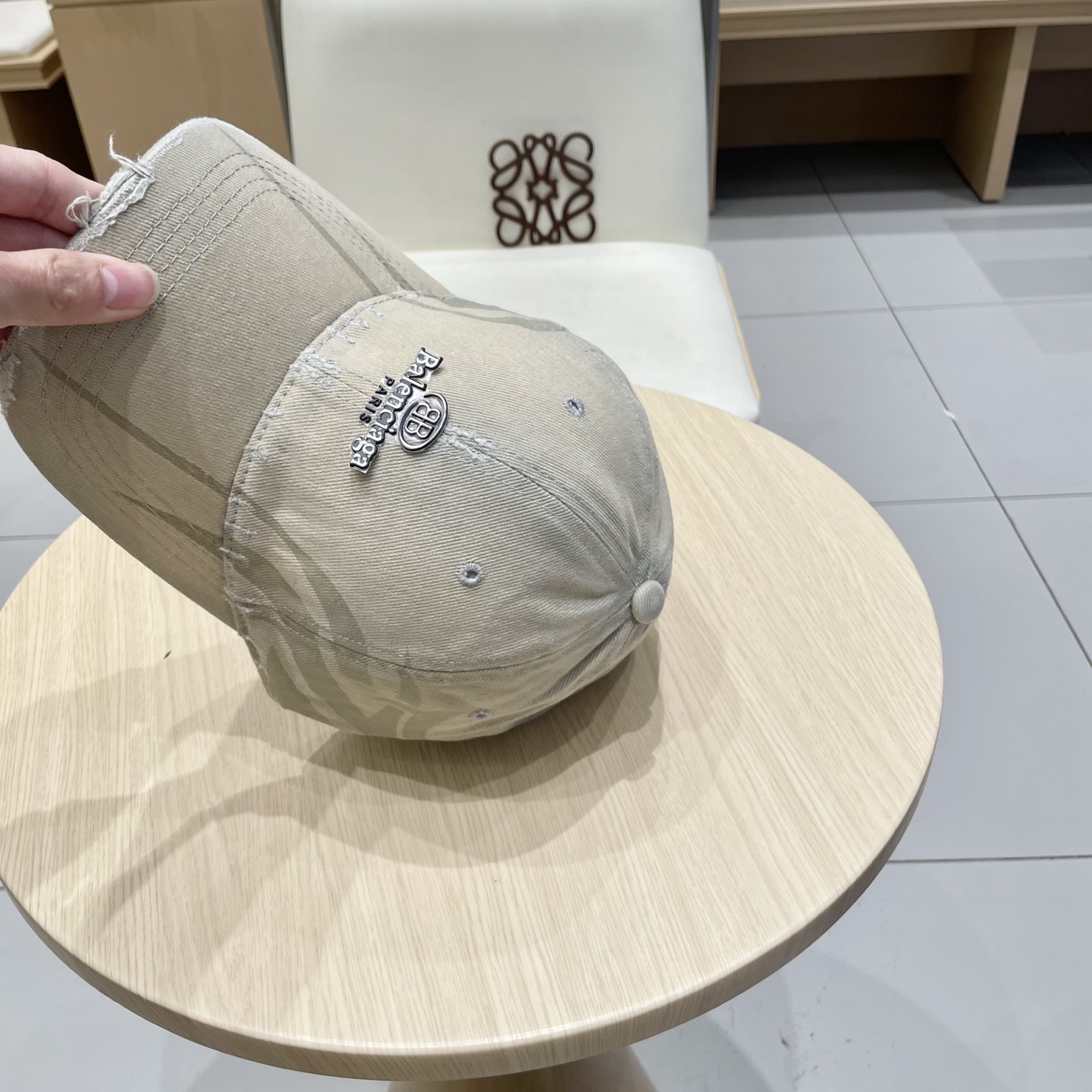  BALENCIAGA巴黎世家新款刺绣logo棒球帽，很酷的色系，男女佩戴都有不同style，第一批抢先